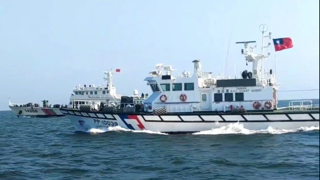 中國海警船編隊靠近金門限制水域,海巡署立即調派巡防艇全程併航監控。圖片由海巡署提供