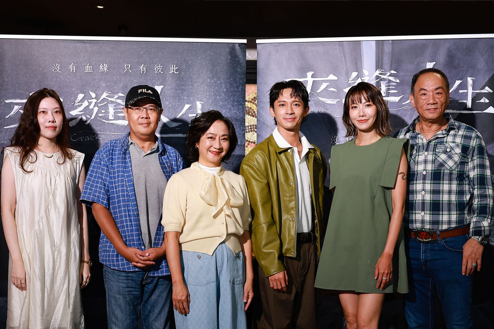 《夾縫人生》編劇辛佳育（左起）、導演王傳宗、楊麗音、洪毓璟、大牙（周宜霈）、王自強。公視台語台提供