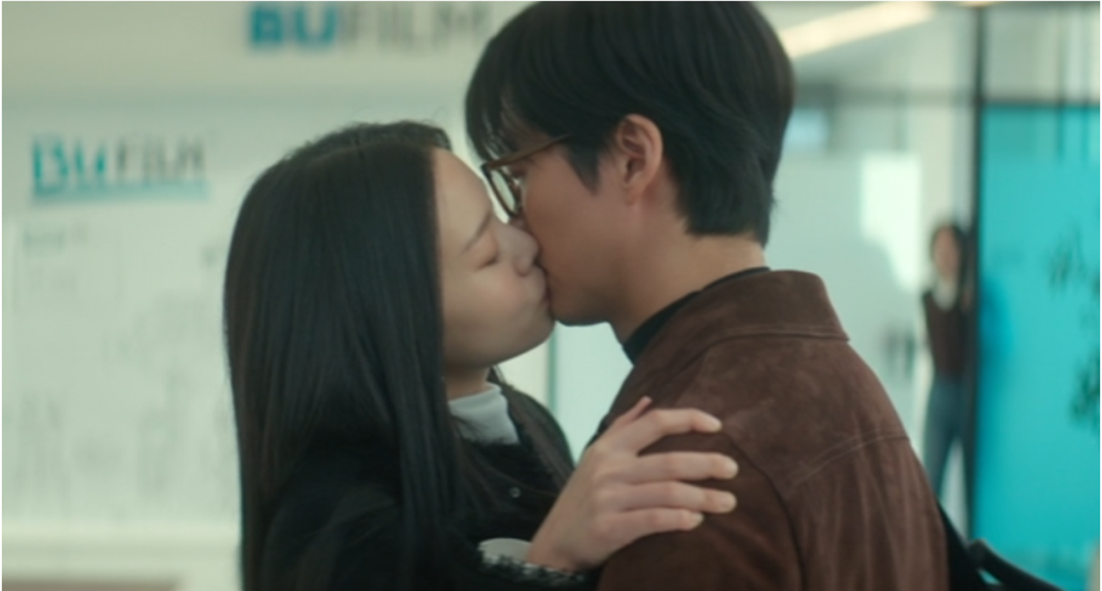 南宮珉激吻李雪被全余贇撞見! 《我們的電影》三角戀助收視竄升