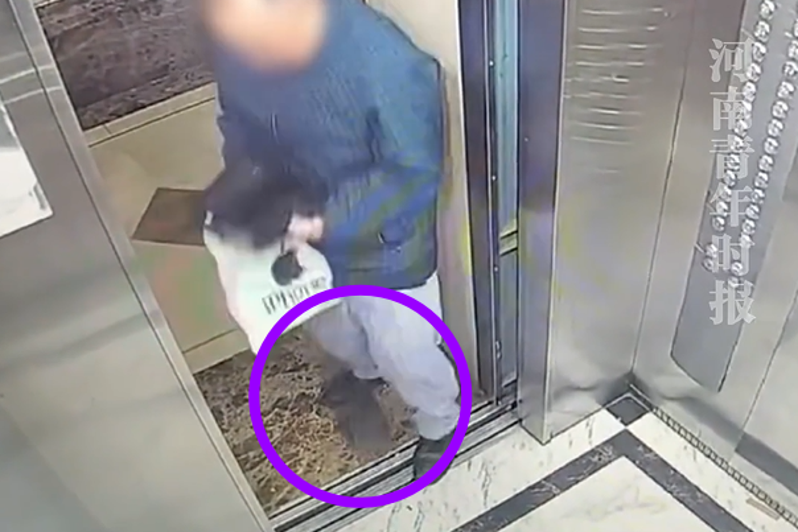 唉呀!阿伯擋電梯門開箱「iPhone進洞」 上萬元手機沒了