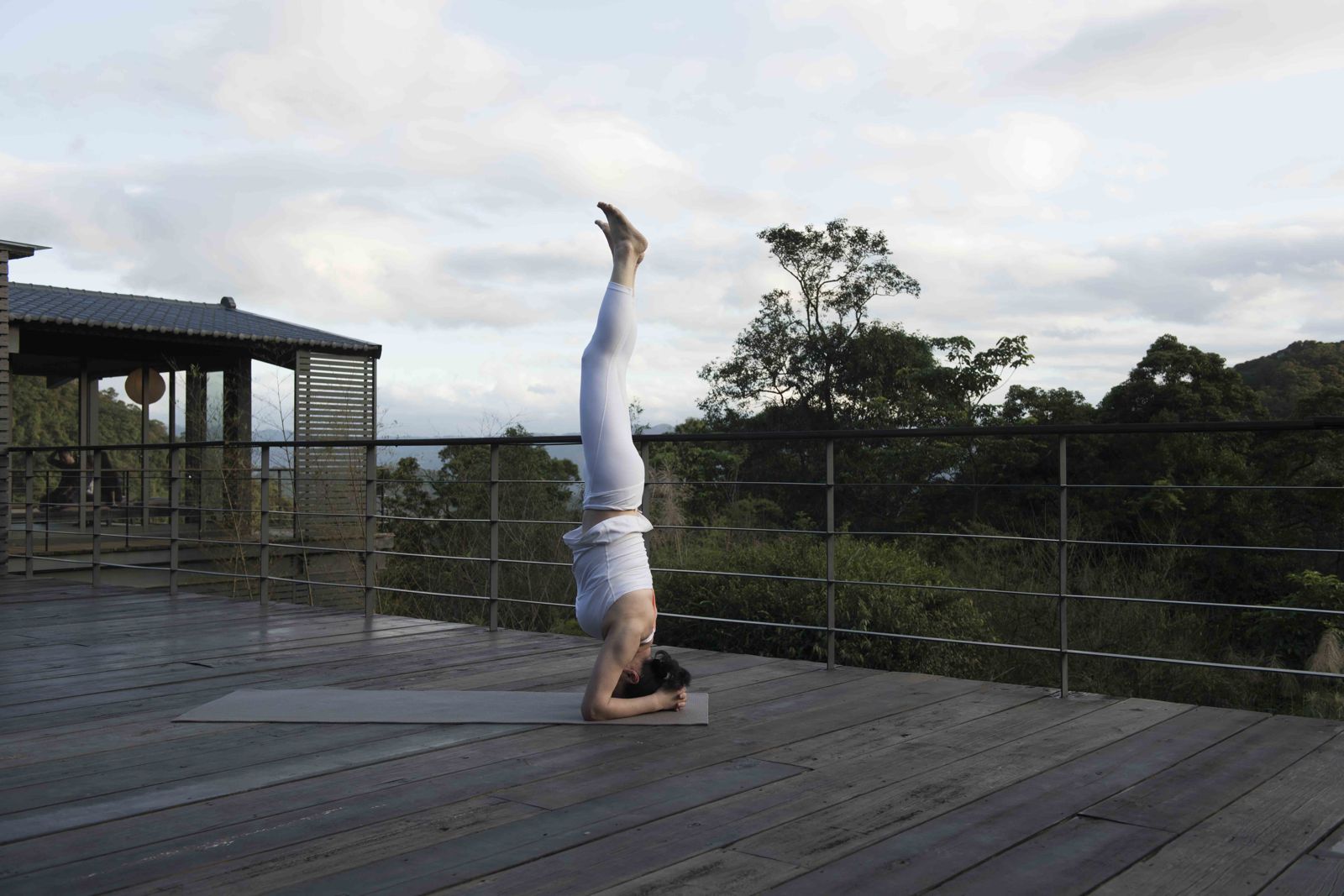 68歲的陸小芬保養得宜，擁有瑜珈、芳療等10多張證照，至今還能倒立。一束光影藝提供