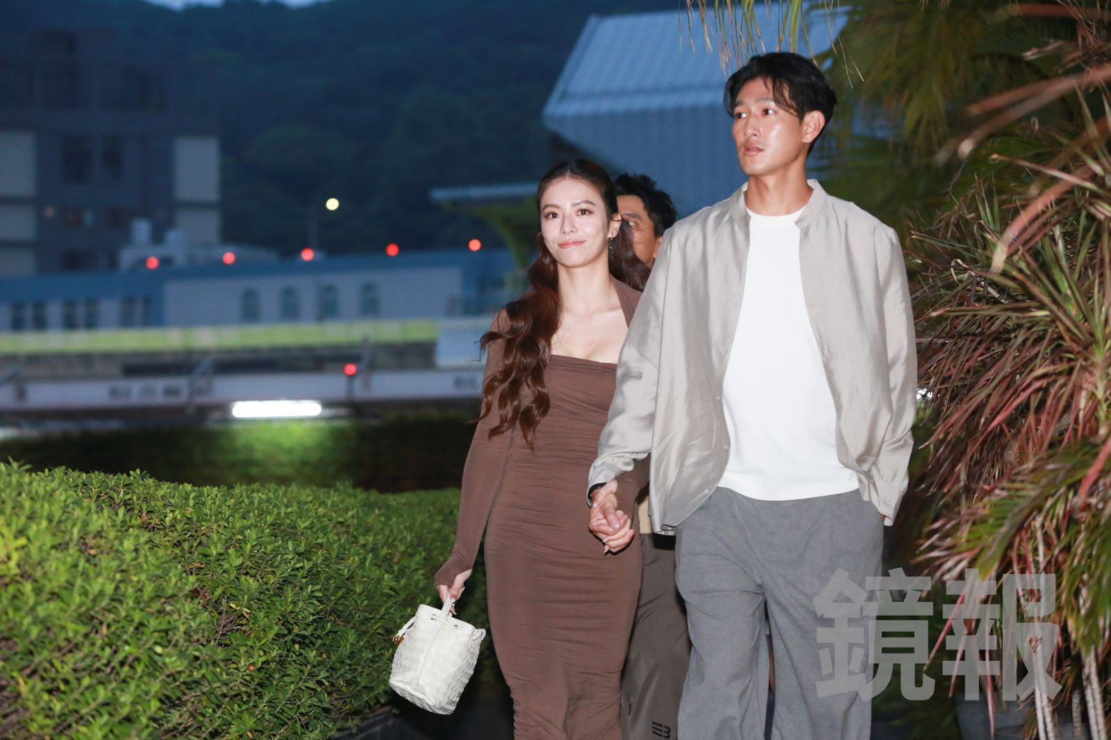 宋芸樺（左）緊牽男友出席婚禮。李鍾泉攝