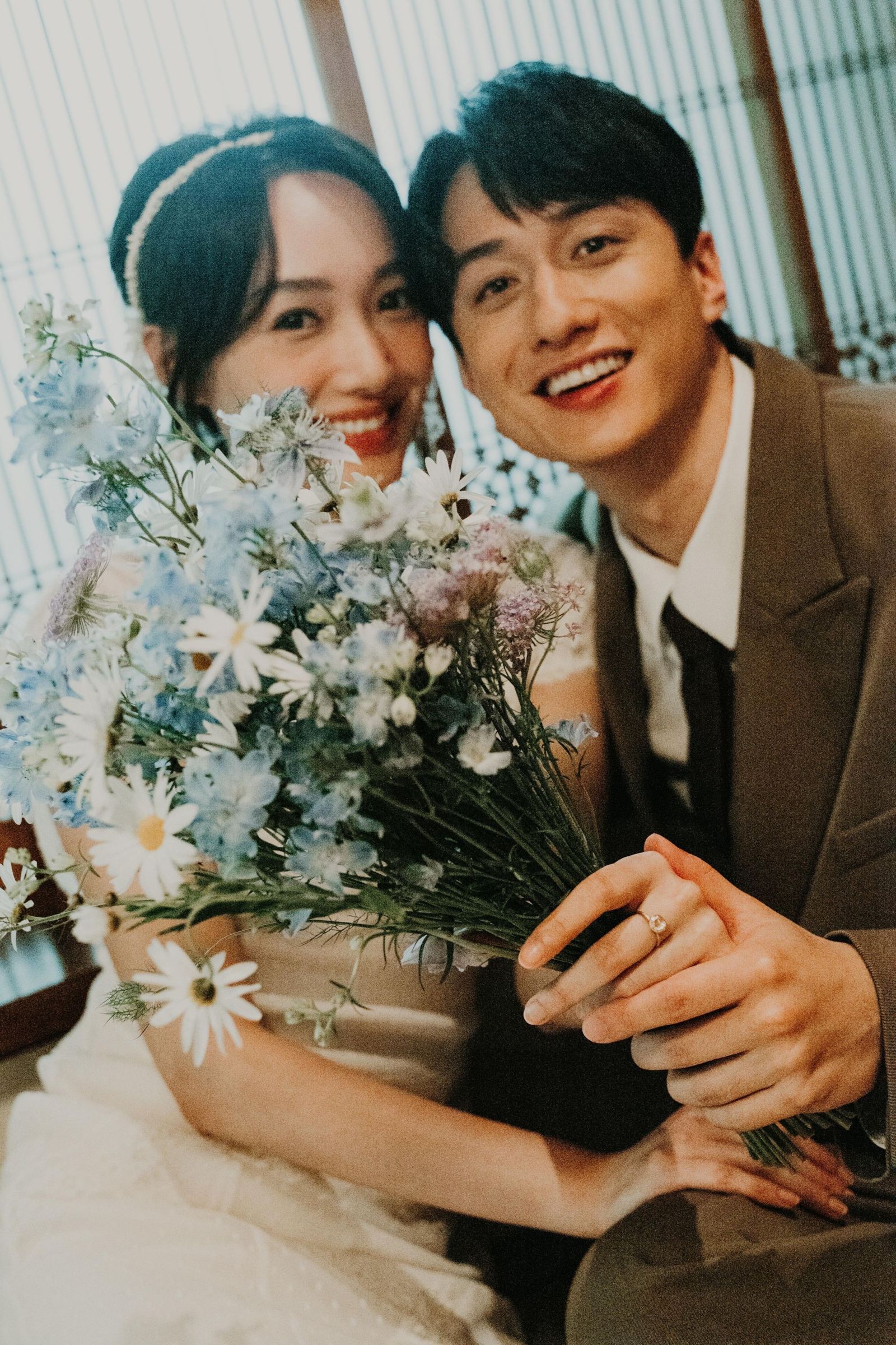 劉俊謙及蔡思韵從工作上的演出拍檔，到生命中不可或缺的伴侶，今天宣布：「我們結婚了！」MOM production limited 提供