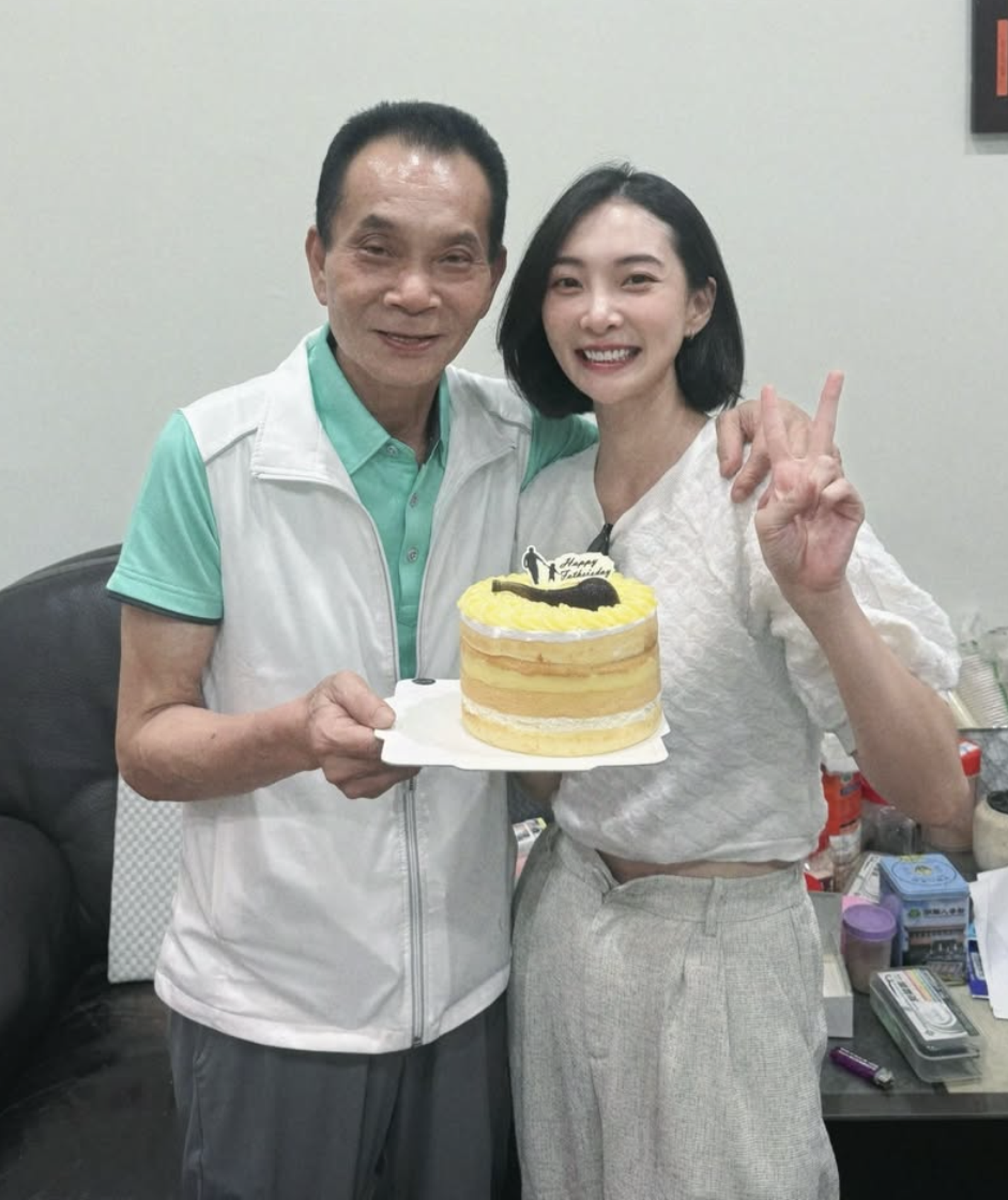 李亦捷（右）喪父後化悲憤為力量。翻攝IG @haha81911