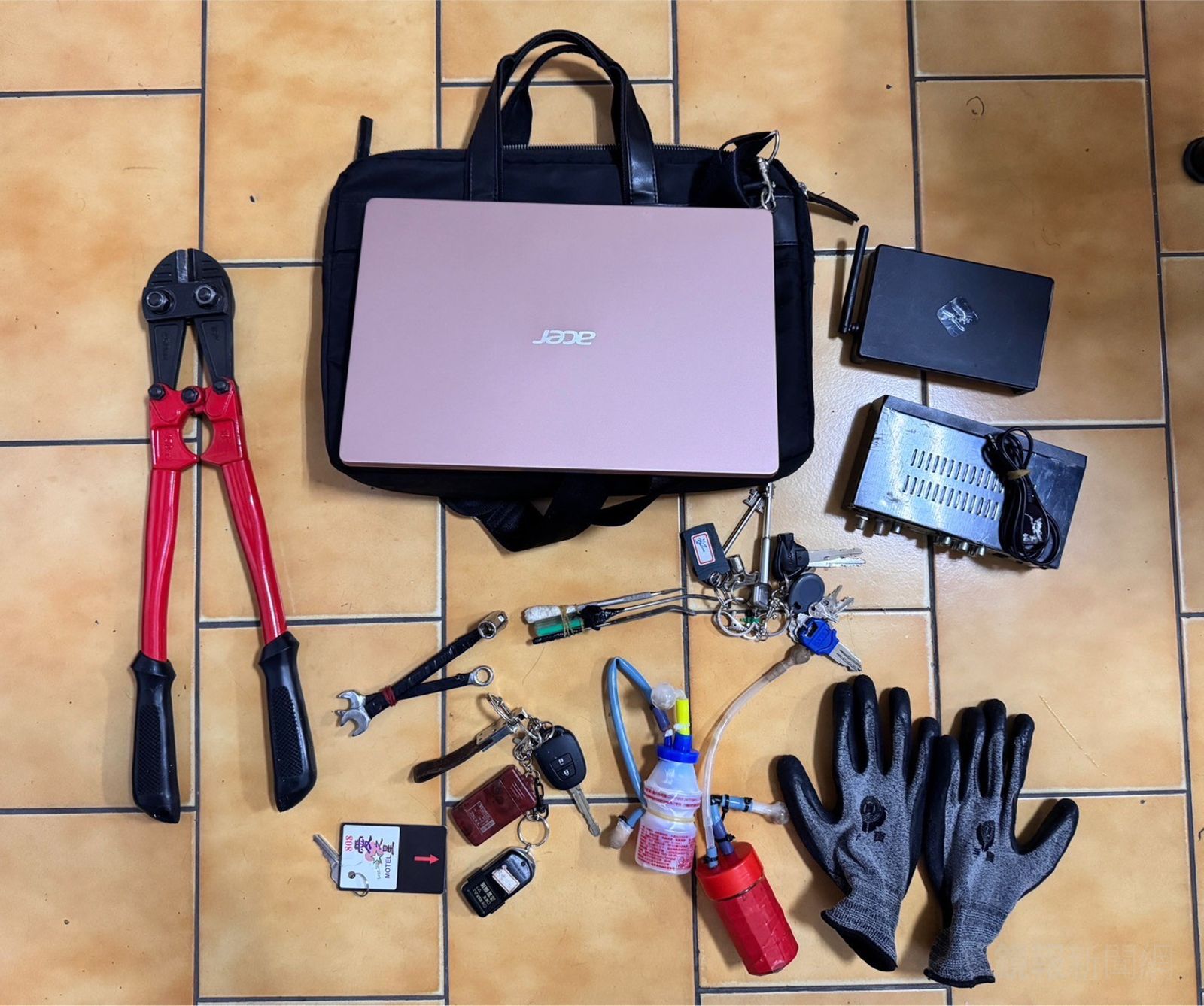 警方於嫌犯住處起初的贓證物。警方提供