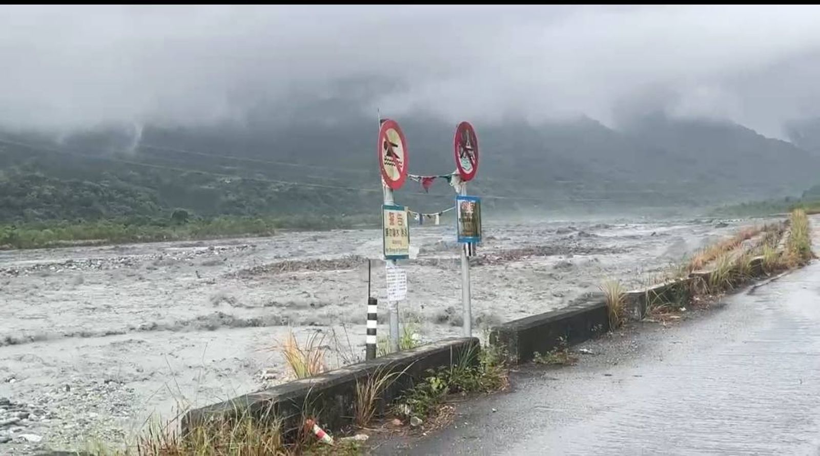 有片／花蓮馬太鞍溪橋斷了！堰塞湖潰決大洪水來襲　3鄉鎮12村急撤3285人