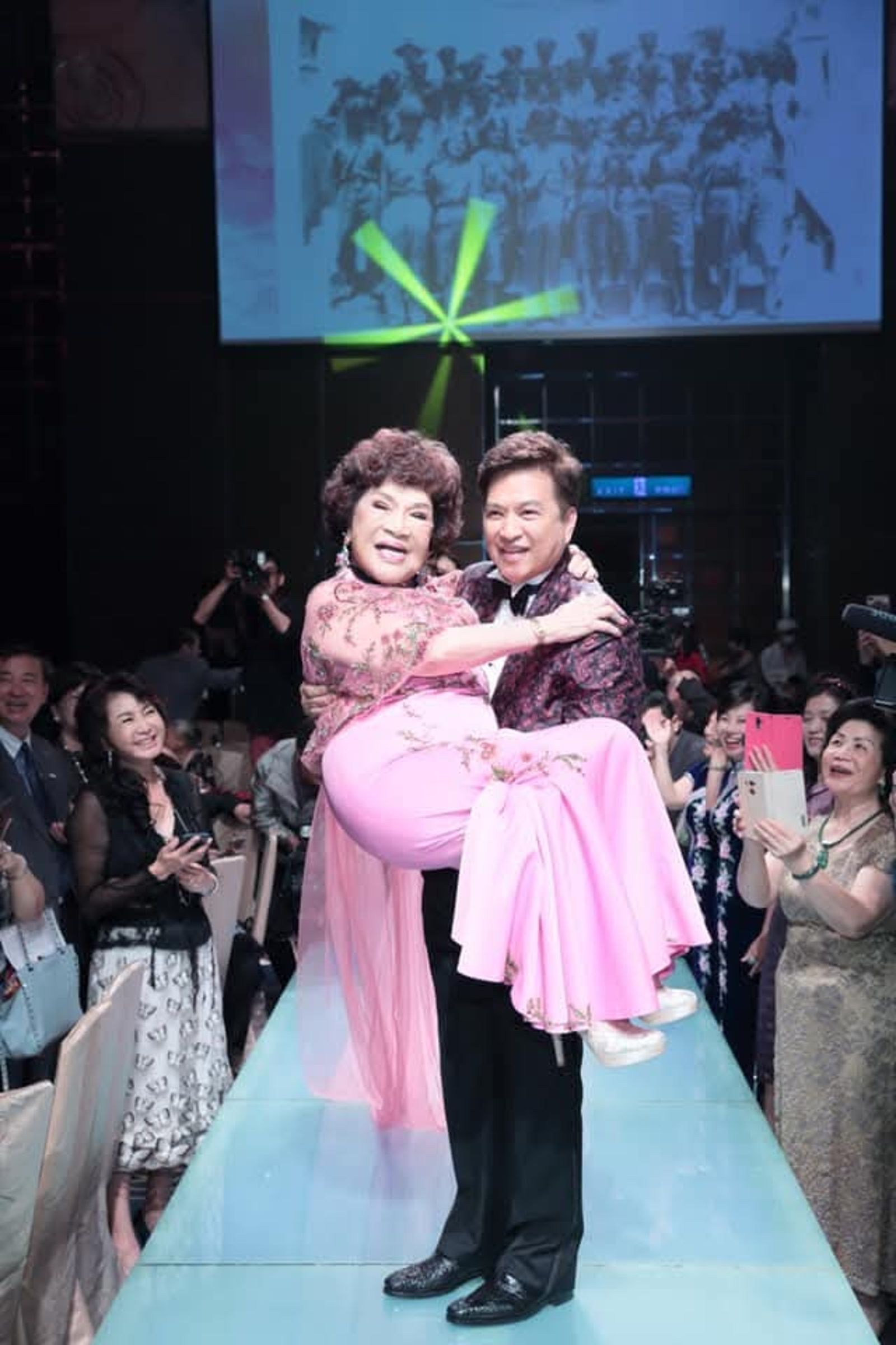 周遊和老公李朝永之前接受幹細胞外泌體治療。翻攝周遊臉書