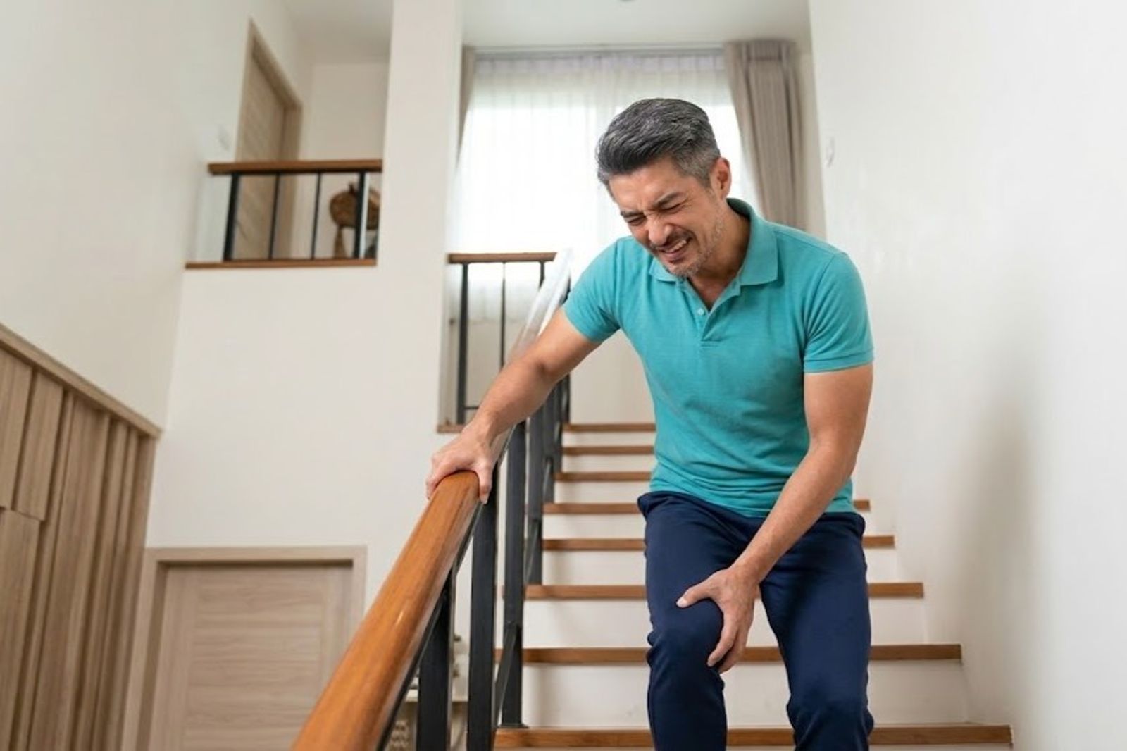 膝蓋上下樓梯就酸痛?醫揭關鍵原因:不是老化,是這塊肌肉太弱