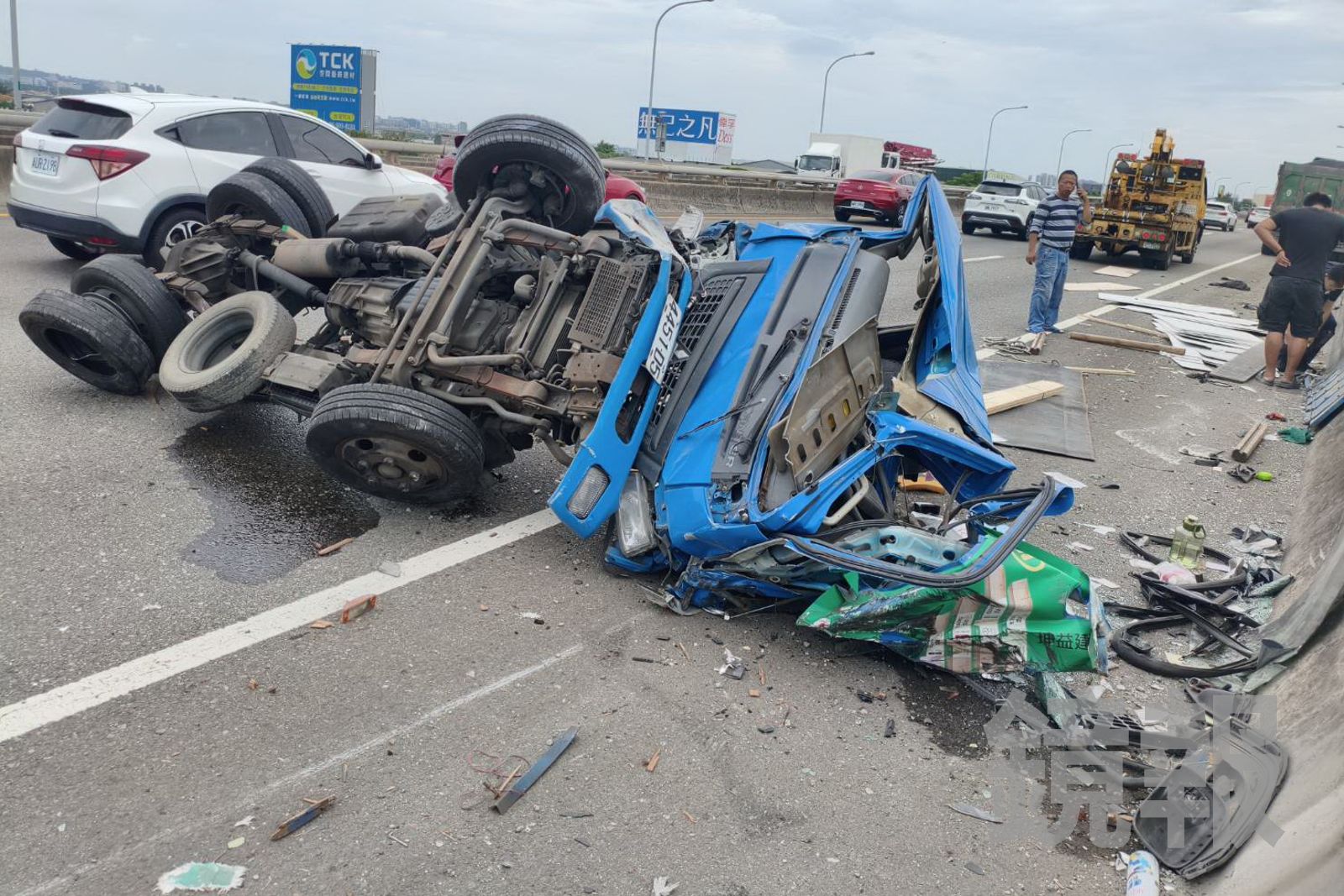 台74小貨車臨停路肩被撞翻 車斗全毀「只剩底盤」慘況曝