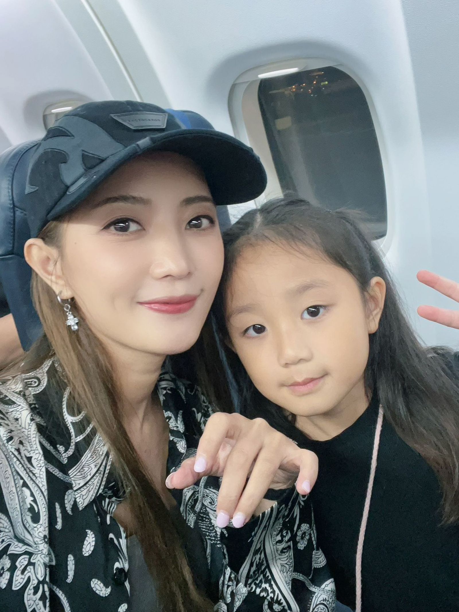 黃美珍帶女兒現身街舞大賽活動現場。勝星娛樂