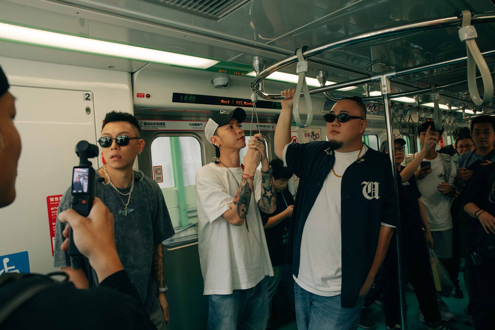 頑童挑戰出道最大場演出 台中捷運變粉絲朝聖路