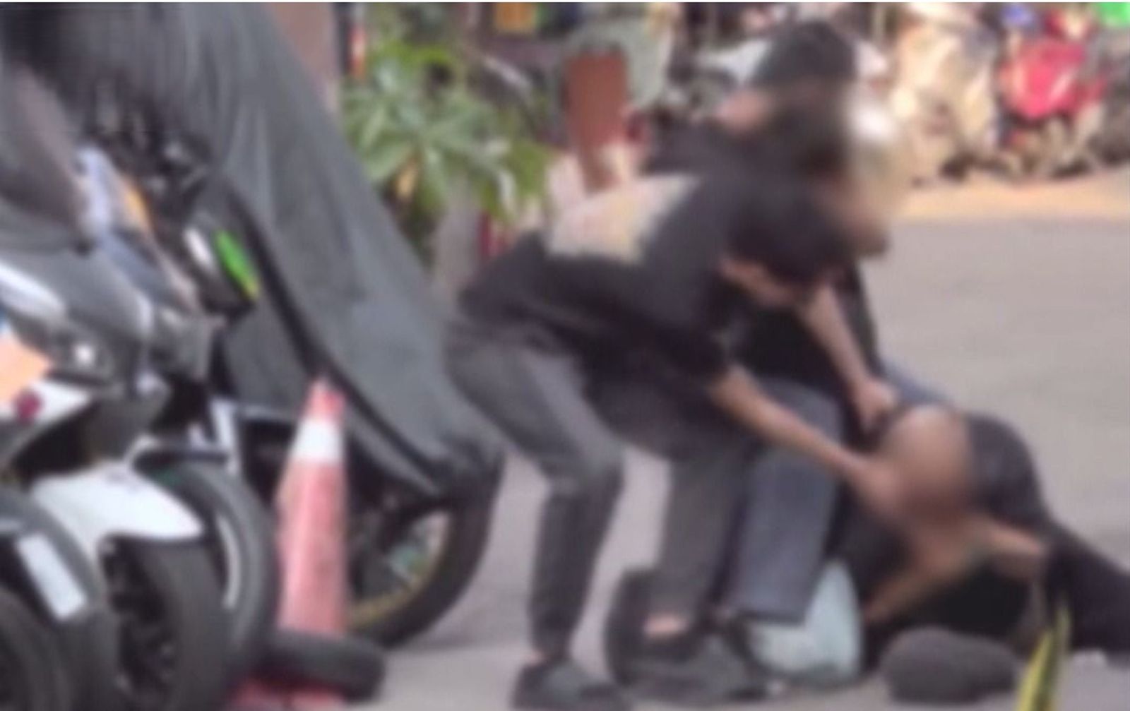 逢甲商圈驚魂持刀案！不爽服務差22歲男持刀追殺印度料理店長　民眾合力奪刀