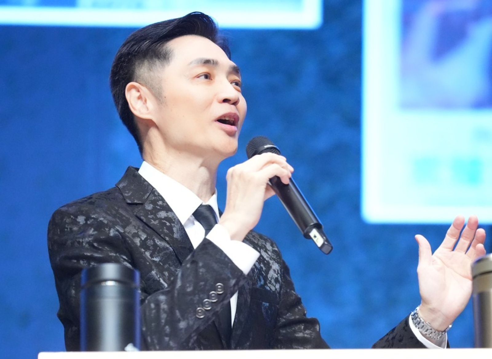 58歲宋逸民健檢「腸道0息肉」！公開養生祕訣　隔13年重返大馬3千人前獻唱