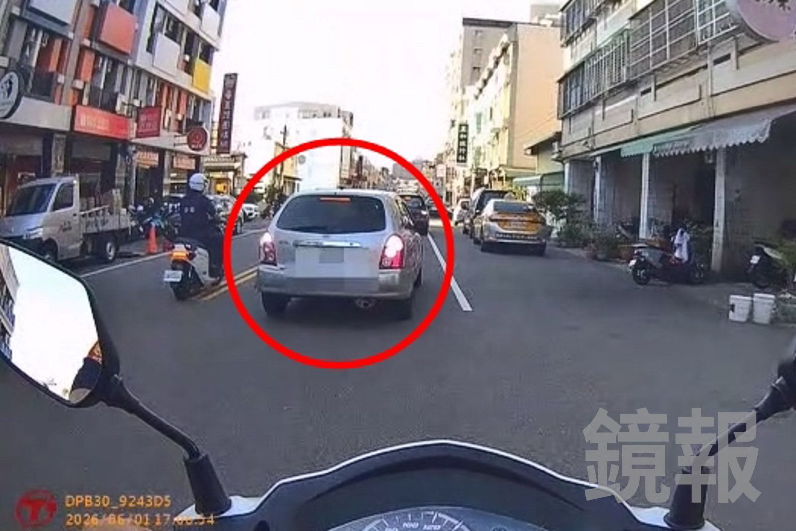 蕭姓男子駕駛休旅車(紅圈處)因行車不穩，被巡邏警員尾隨鎖定。民眾提供