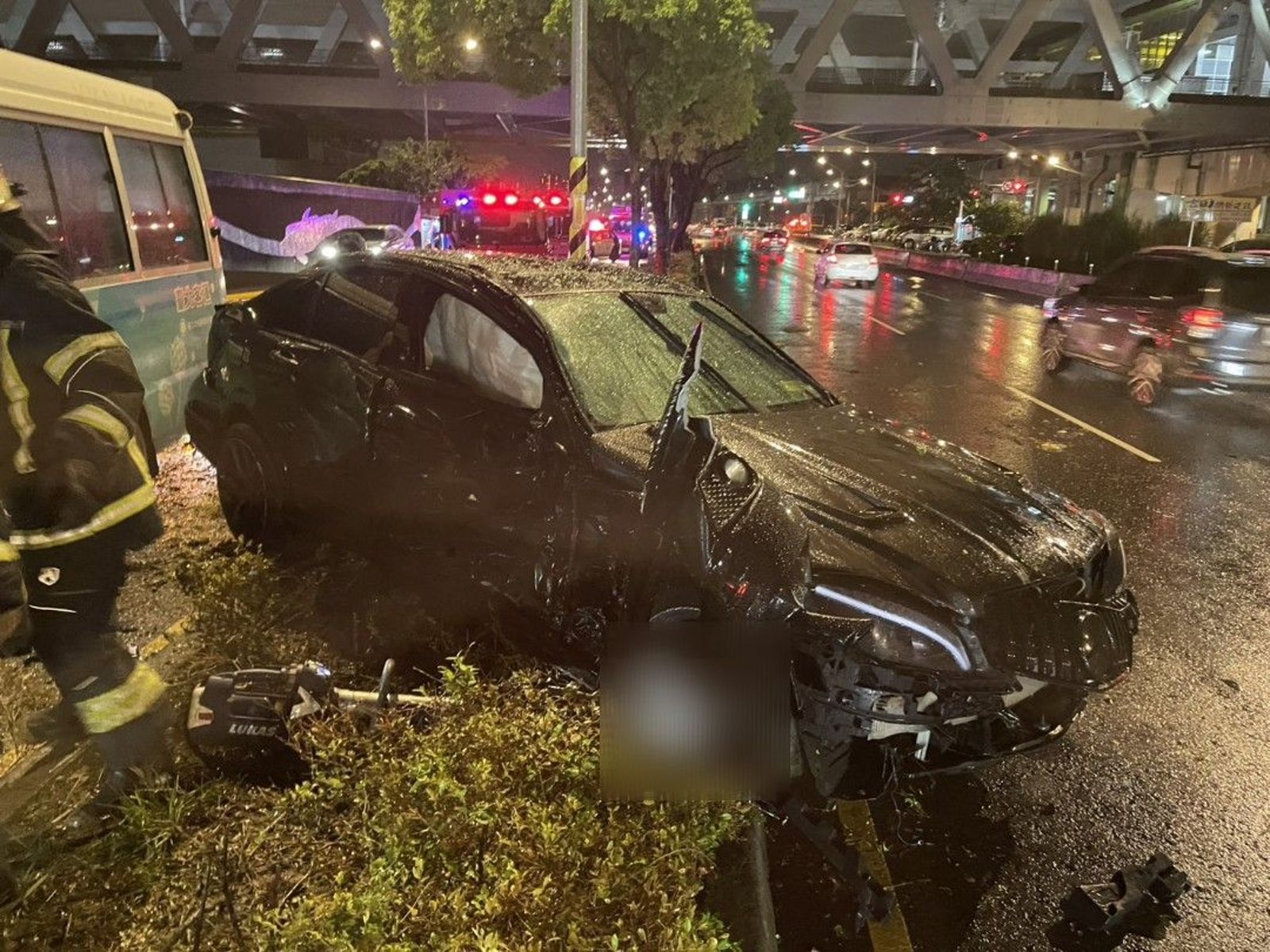 新北暴雨強襲！新店轎車撞公車　車頭全毀、2傷送醫