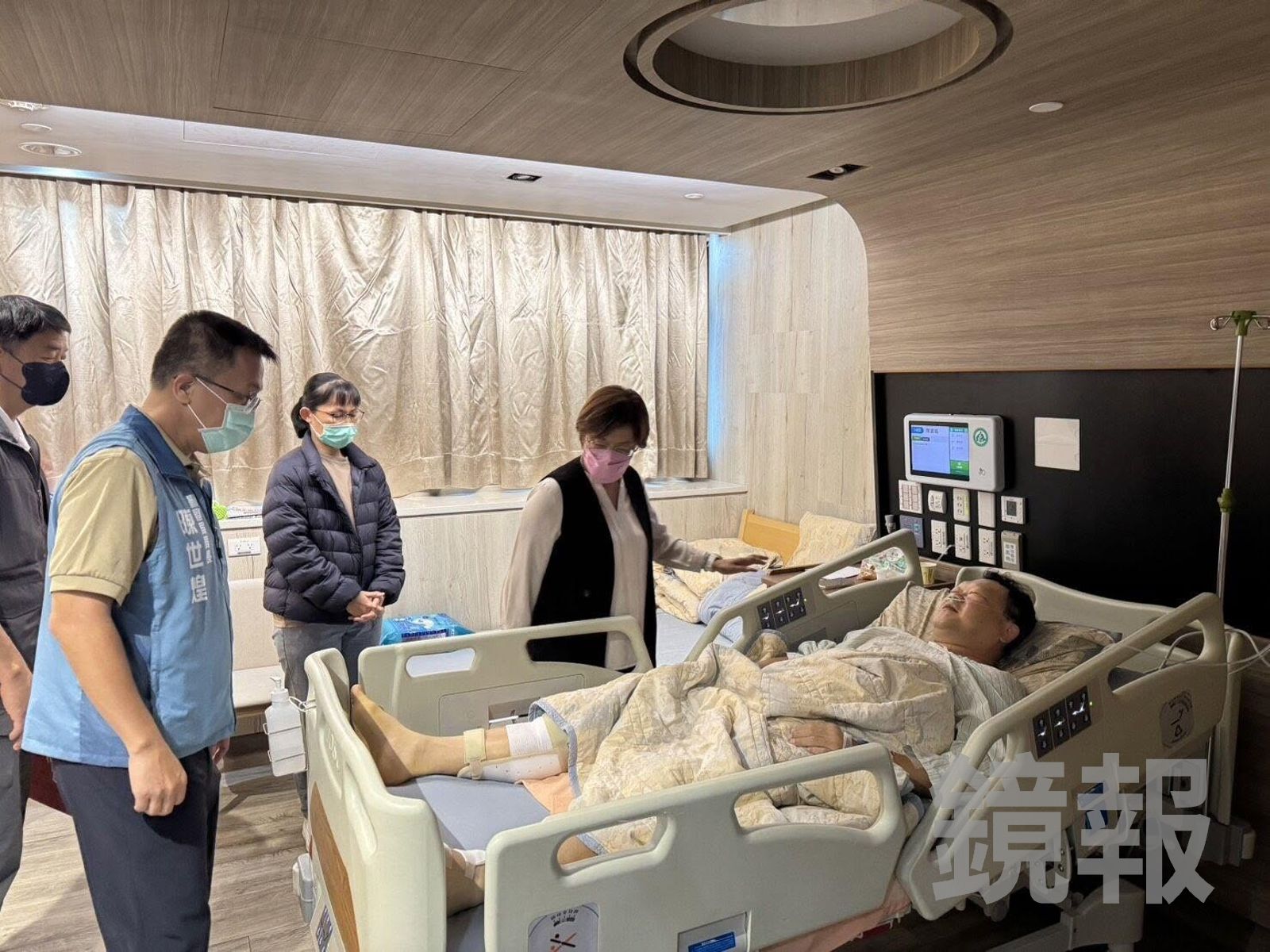 彰化縣長王惠美到醫院慰問受傷的所長陳國銘。民眾提供