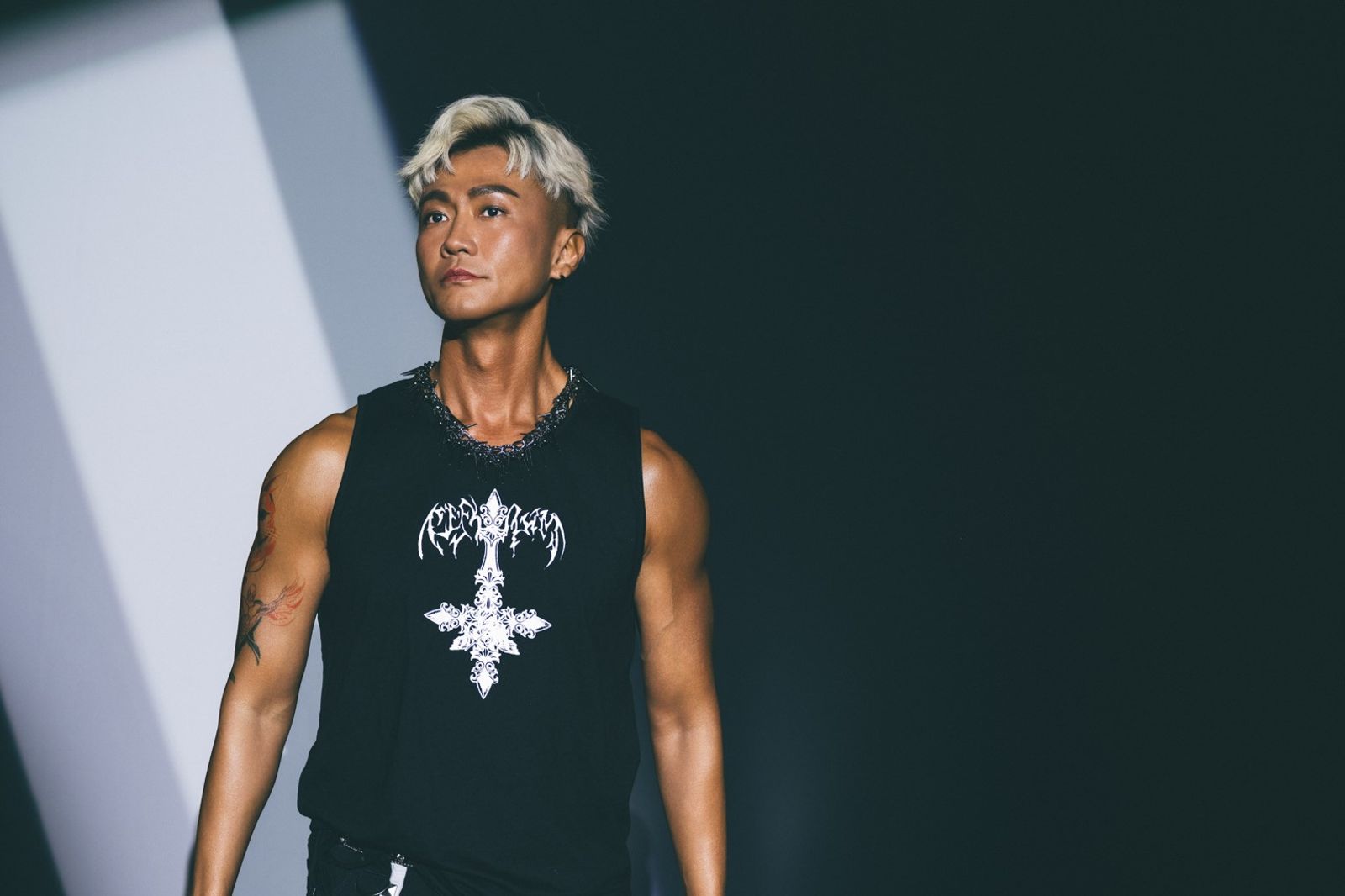 「小費玉清」不乖了! 林俊逸露二頭肌開唱 自嘲「不會嚇到你尿褲子!」