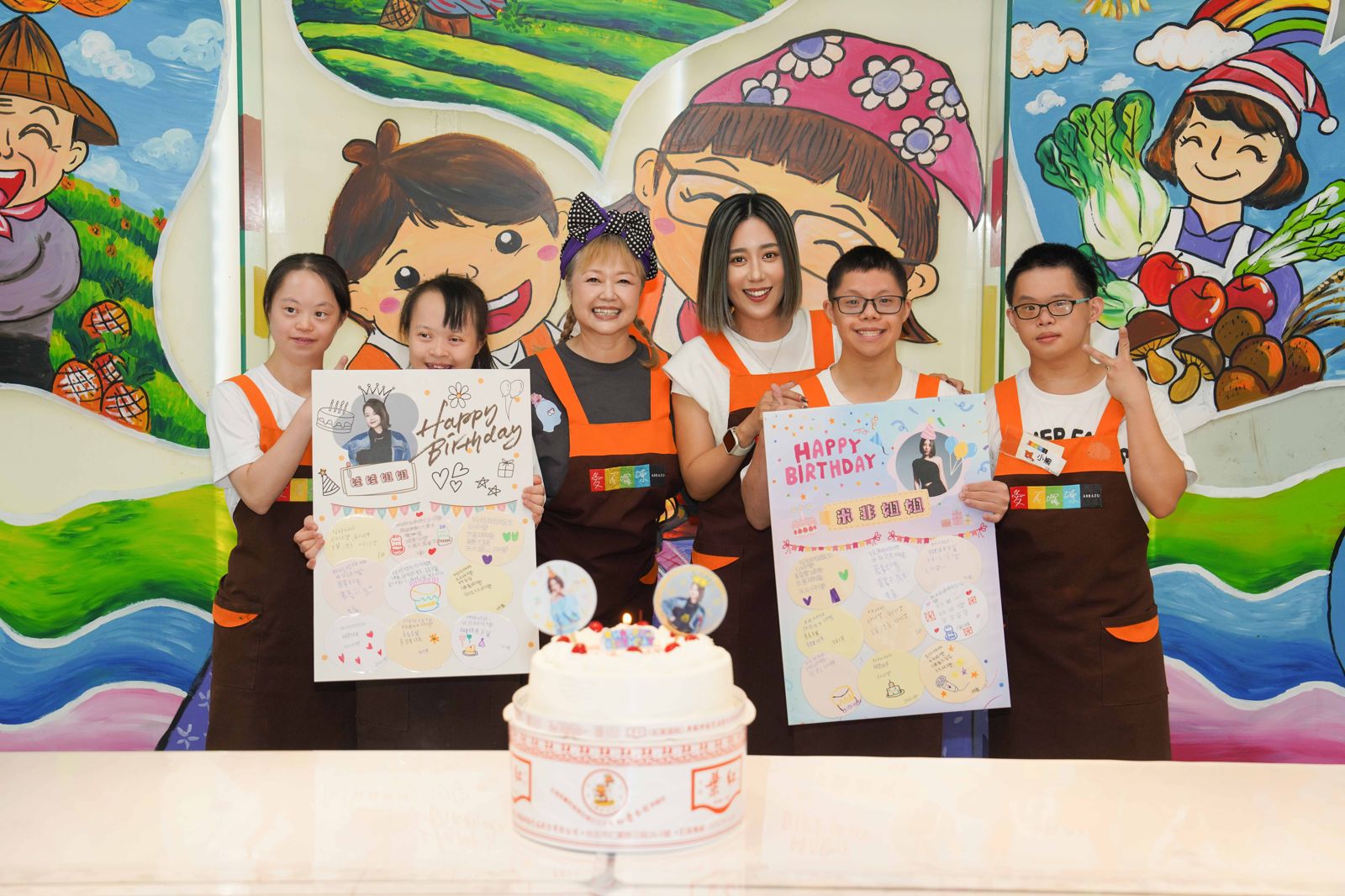 娃娃與小男孩樂團主唱米非，陪伴唐寶寶們烘焙餅乾。滾石唱片提供