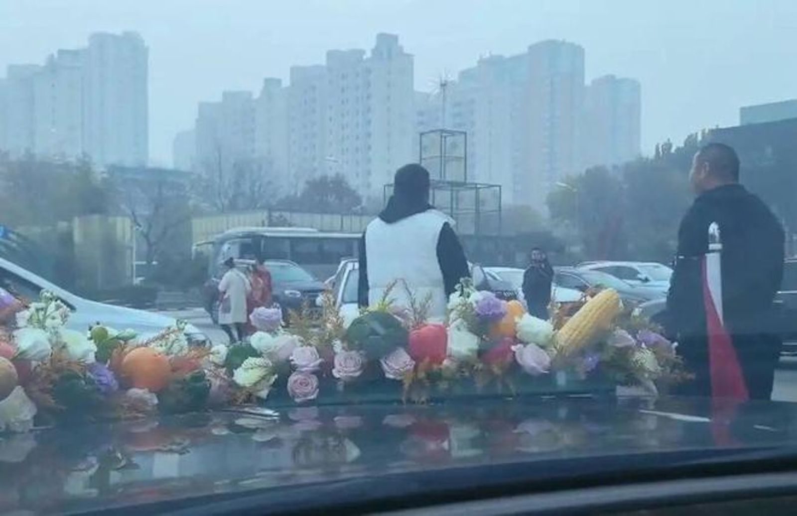 中國河北婚禮車遭攔下「當街搶劫」。圖／翻攝自《封面新聞》