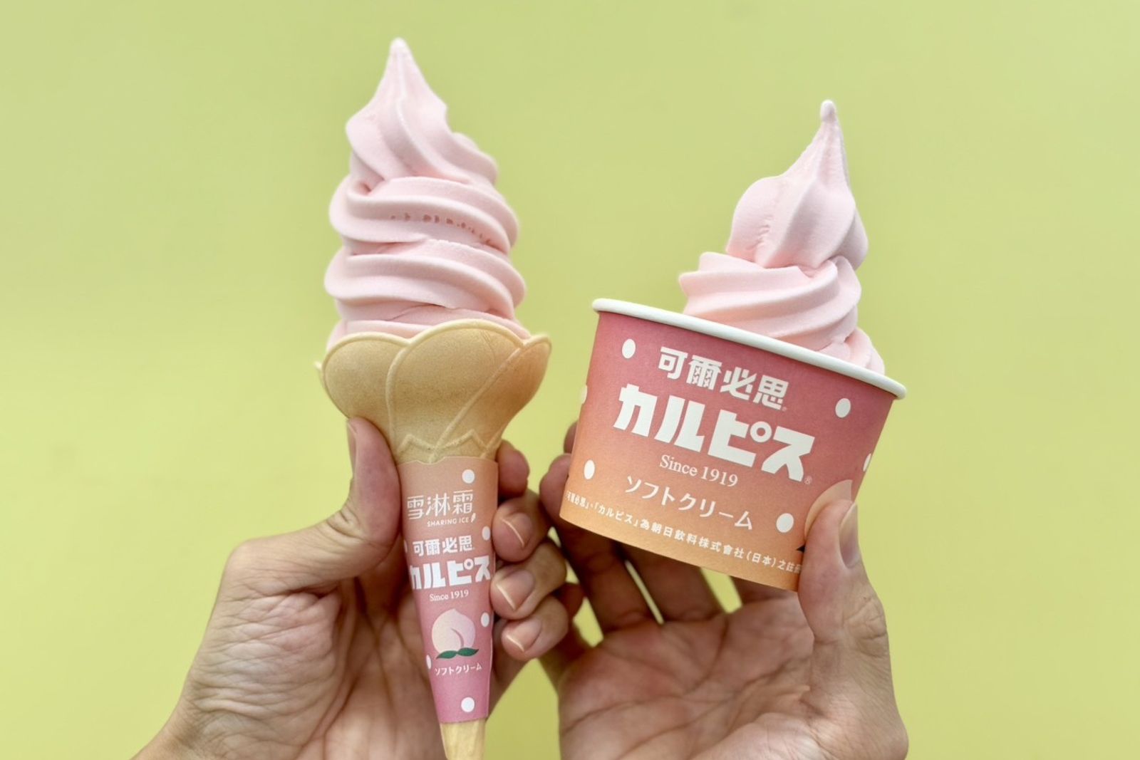 「可爾必思水蜜桃雪淋霜霜淇淋」吃得到乳酸的清爽酸甜並融合水蜜桃的柔和果香。(49元/支)