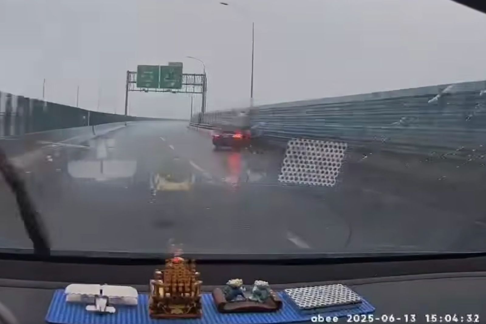 台61賓士雨天中，不斷切車道急煞逼車，最終自撞護欄。圖／翻攝自爆料公社臉書