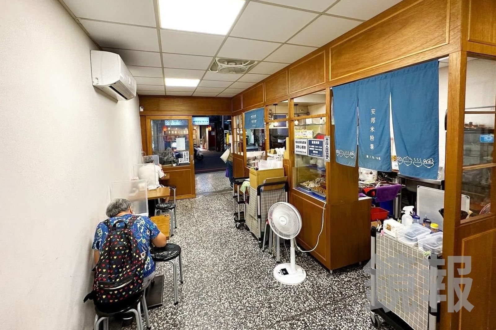 店內座位數較少,人多時需併桌。