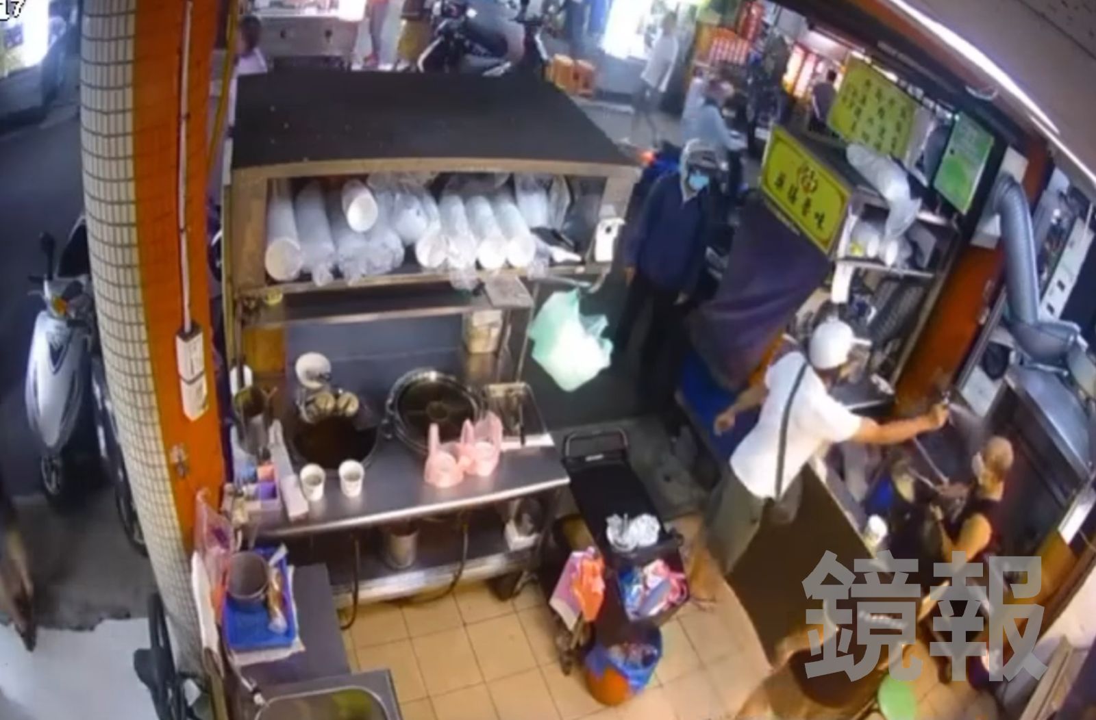 客人一言不合「脫衣嗆輸贏」　再回頭替老闆「加辣」整間店咳嗽逃竄