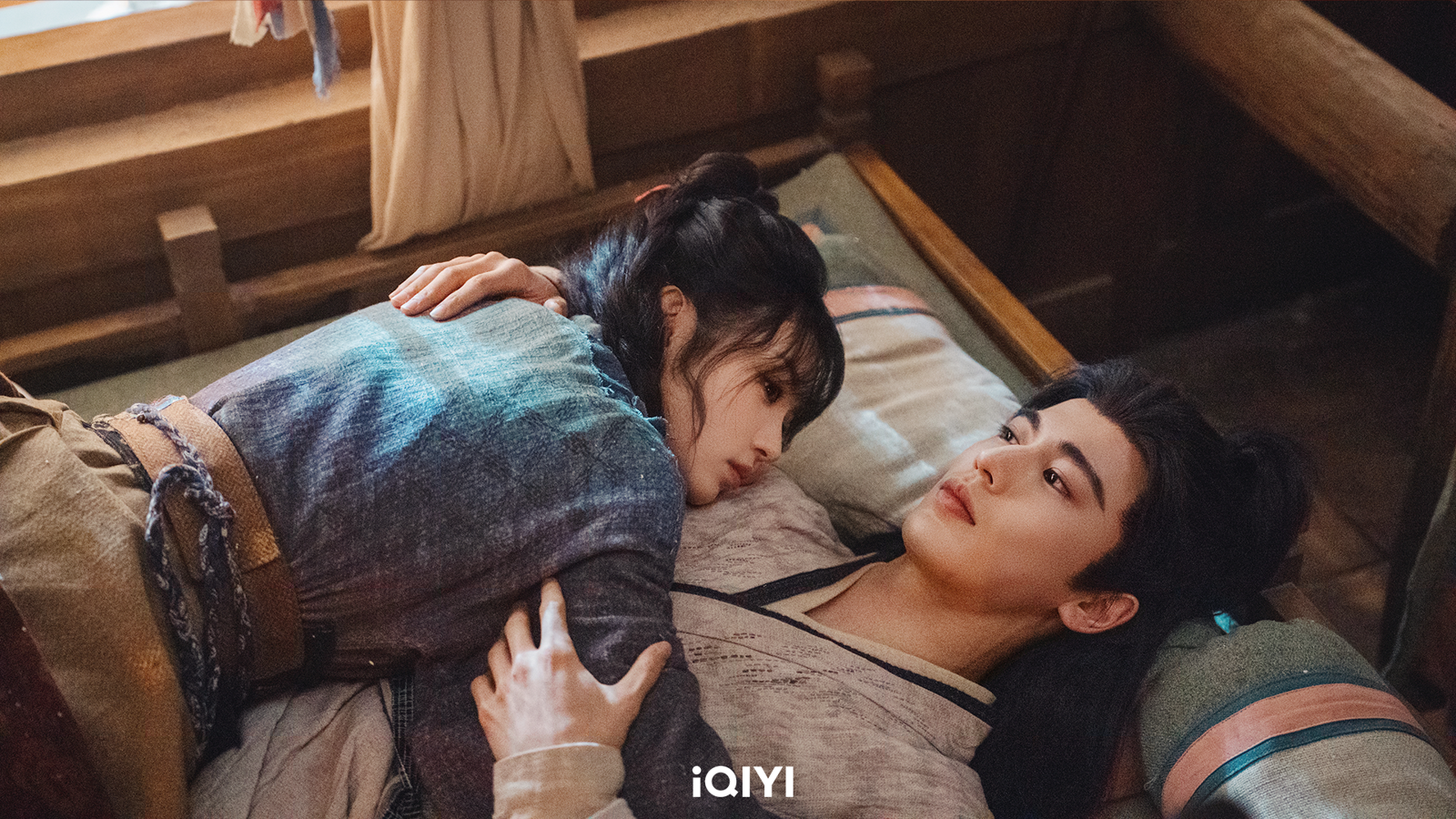 田曦薇(右)躺在張凌赫的胸膛上。iQIYI愛奇藝國際版提供