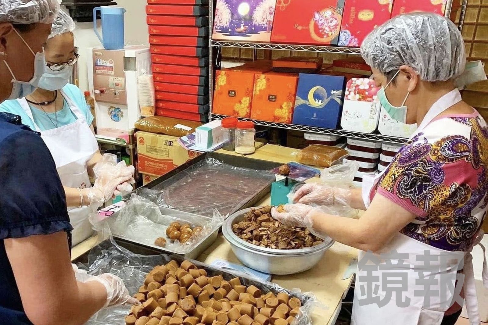 第一代老闆賣豬肉出身,於是嘗試自己滷肉,再包進月餅裡。