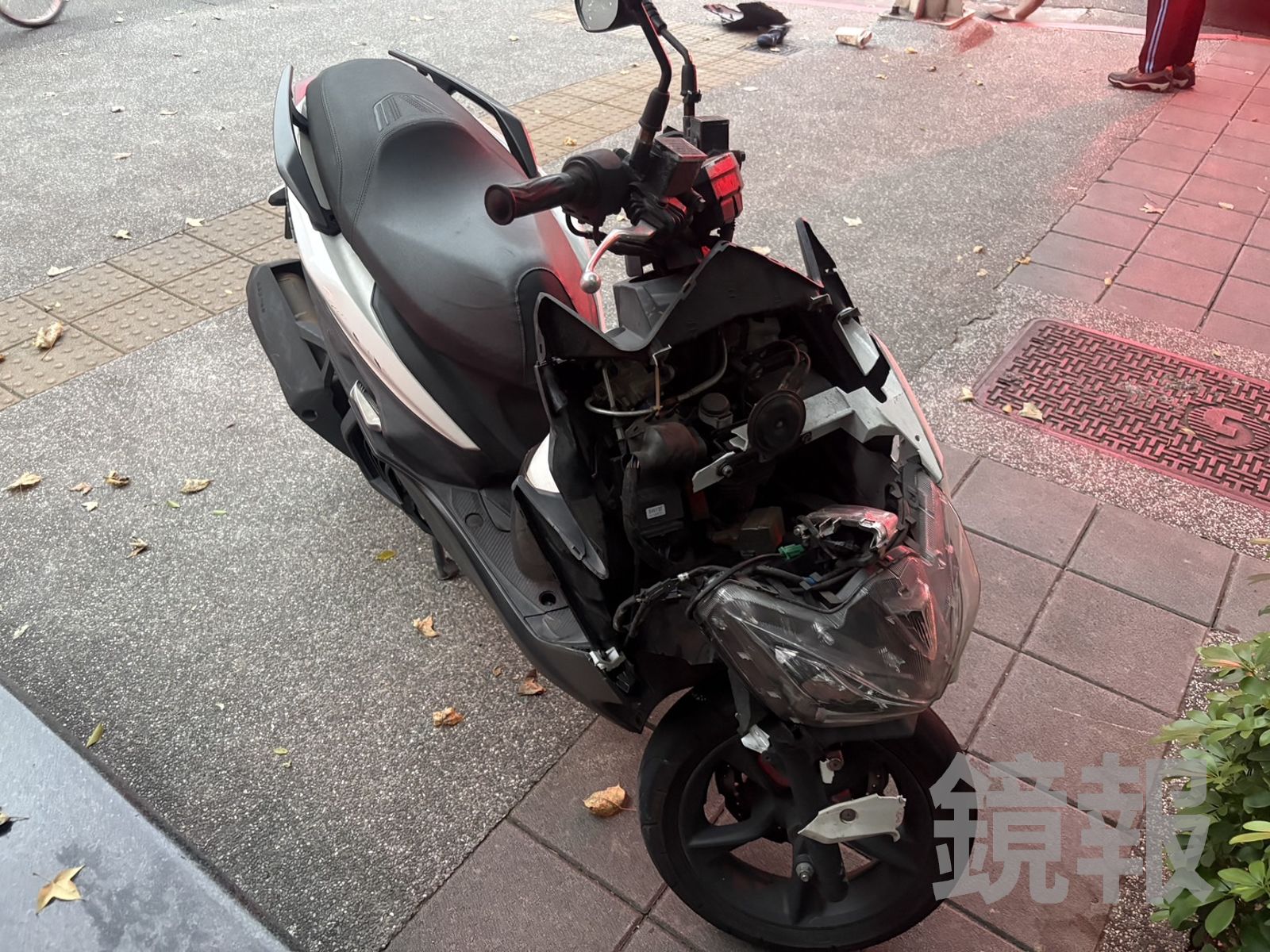 員警的機車支離破碎,嬤送醫後傷重不治。翻攝畫面