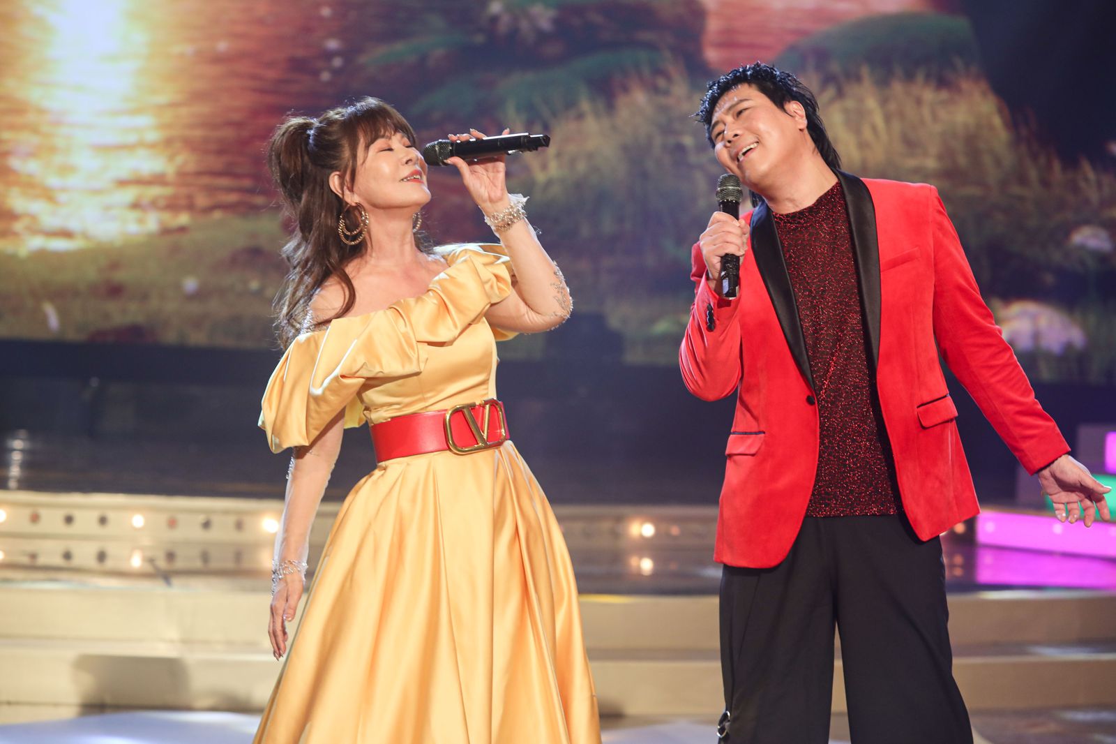 龍千玉(左起)與邵大倫合唱。民視提供