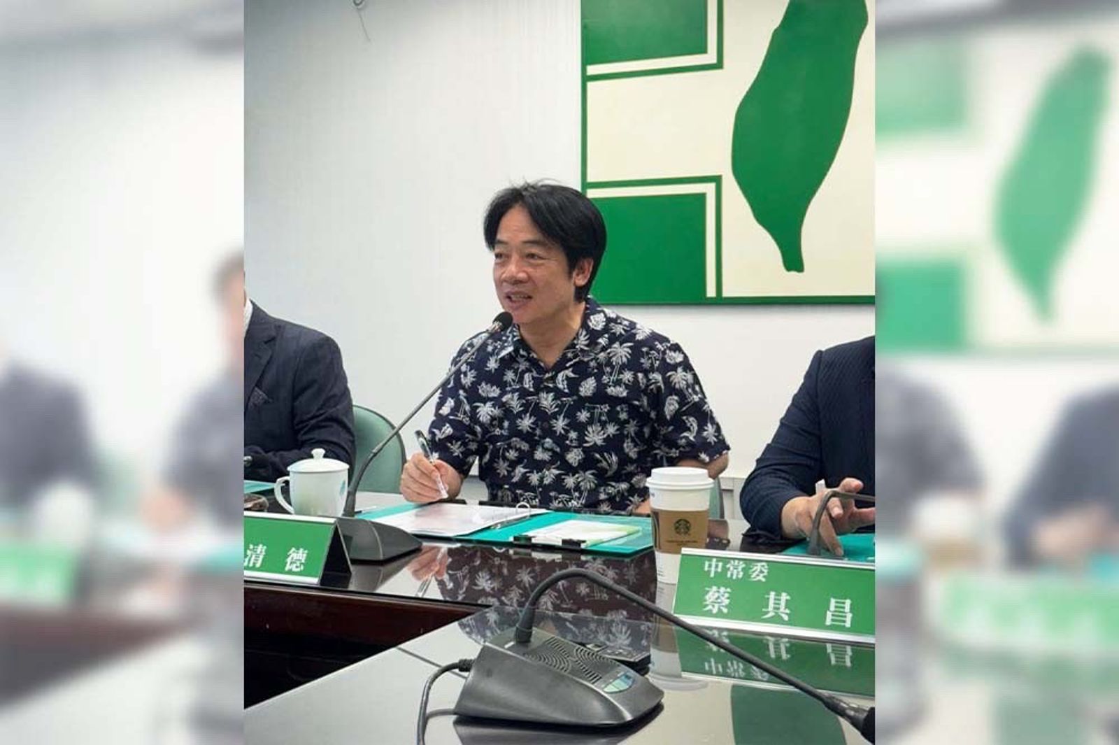 總統賴清德曬出自己穿花襯衫主持中常會的照片,被解讀為聲援賈永婕國會穿搭風波。圖/翻攝自賴清德Threads