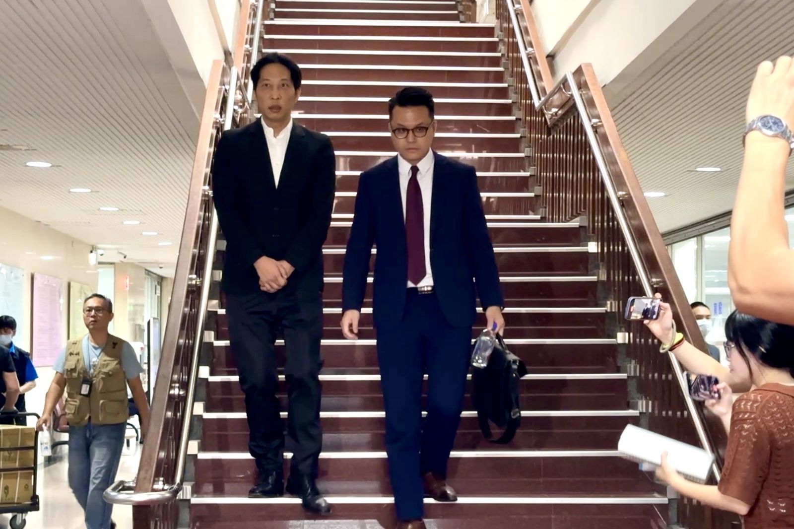 消失36億去哪了？胡亦嘉親曝鉅款流向　「沒戴科技監控」步出法院　