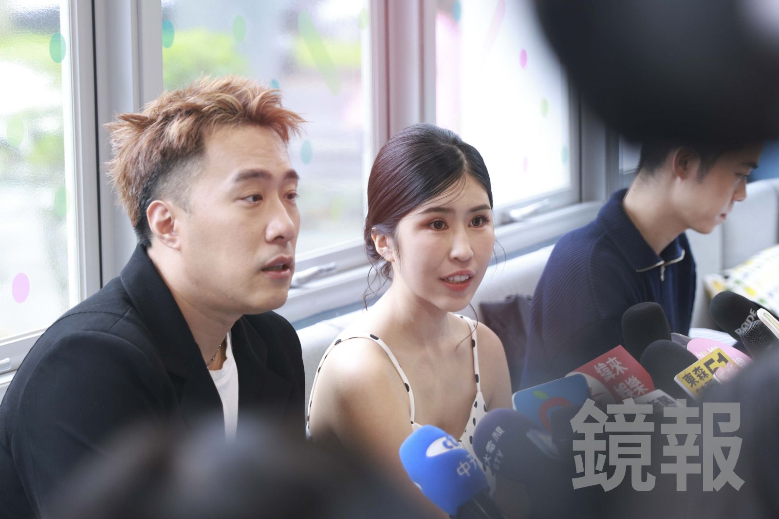 余祥銓、柔柔接受訪問。劉耀匀攝