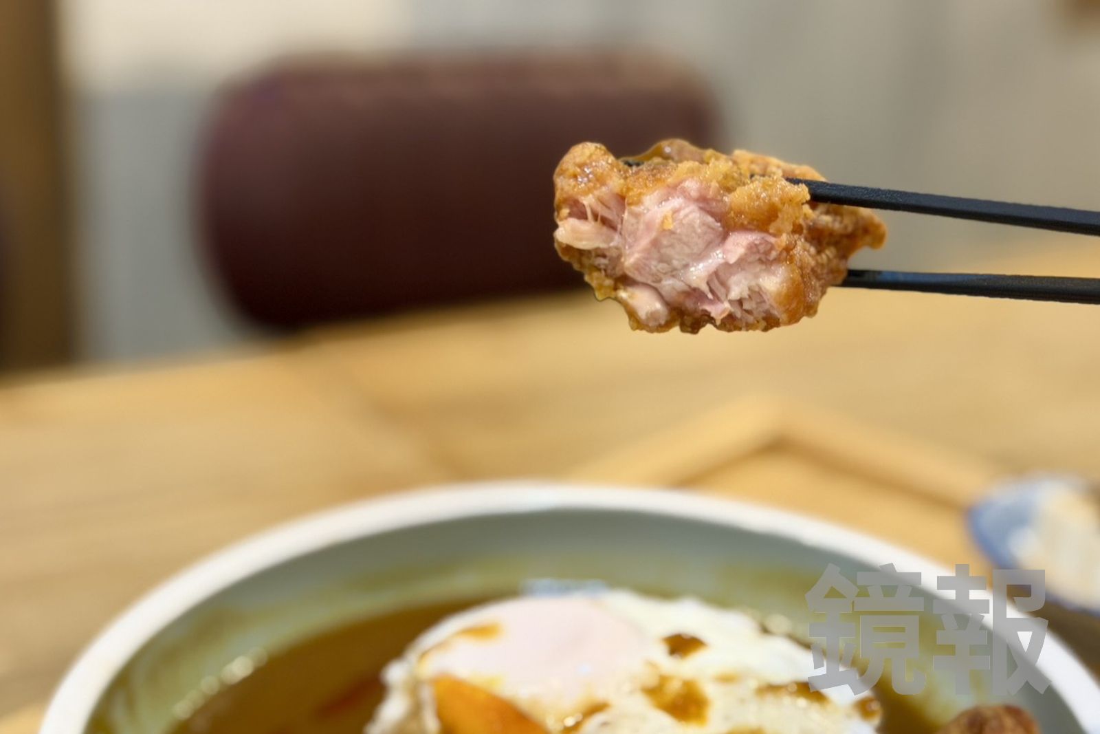 唐揚雞麵衣薄酥,肉嫩入味又多汁。