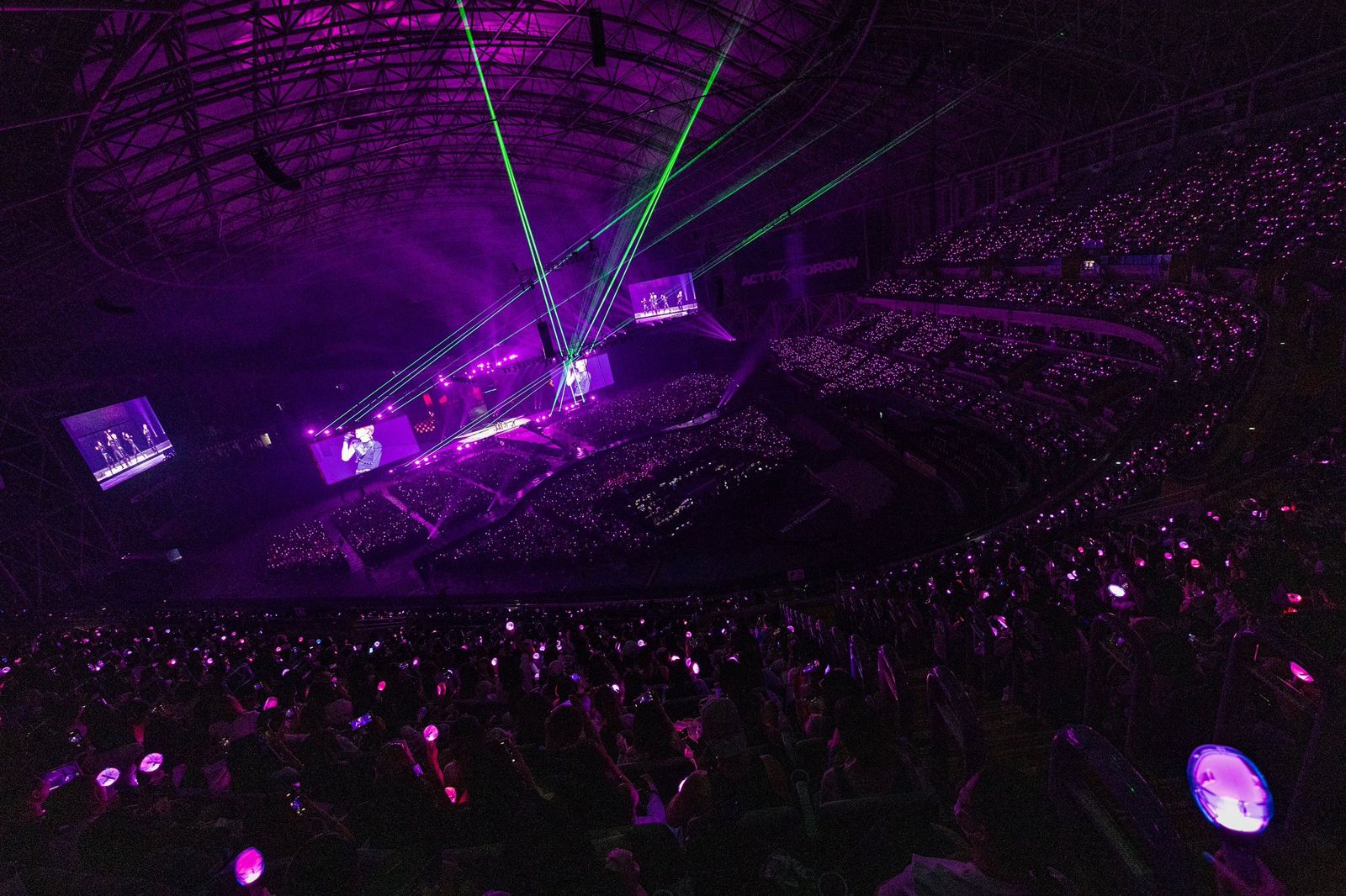 TXT在高尺巨蛋開唱,吸引上萬粉絲來朝聖。翻攝X@TXT_bighit