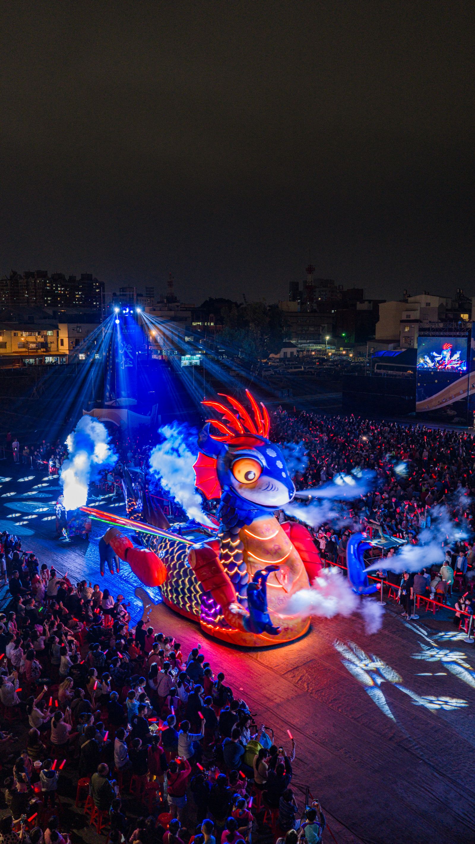 高達8公尺、身長11公尺的巨大機械裝置「燈燈國王」巨獸由五千多個零件組成,紙風車提供