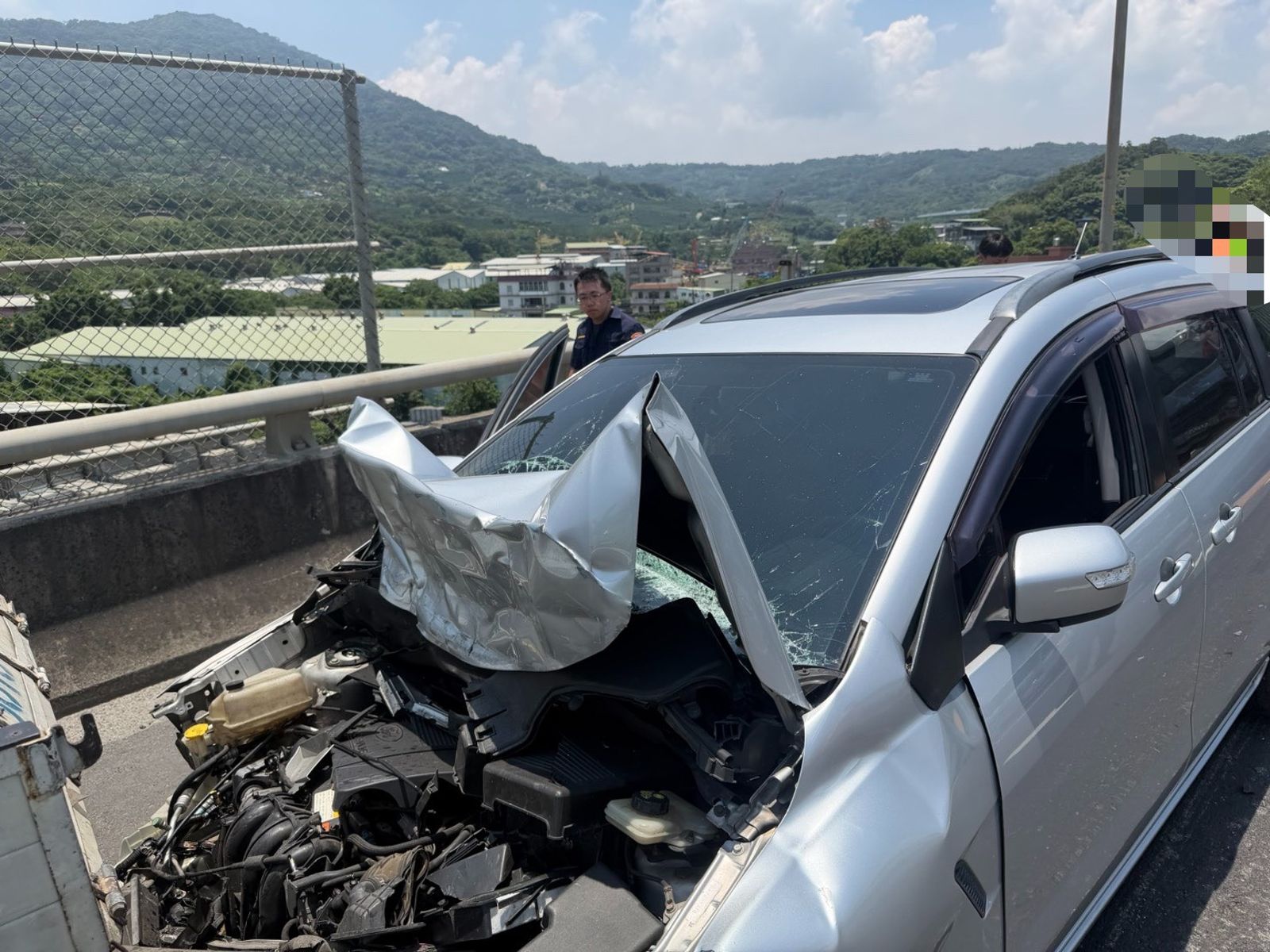 小轎車因推擠力道,引擎蓋直接隆起變形。翻攝畫面