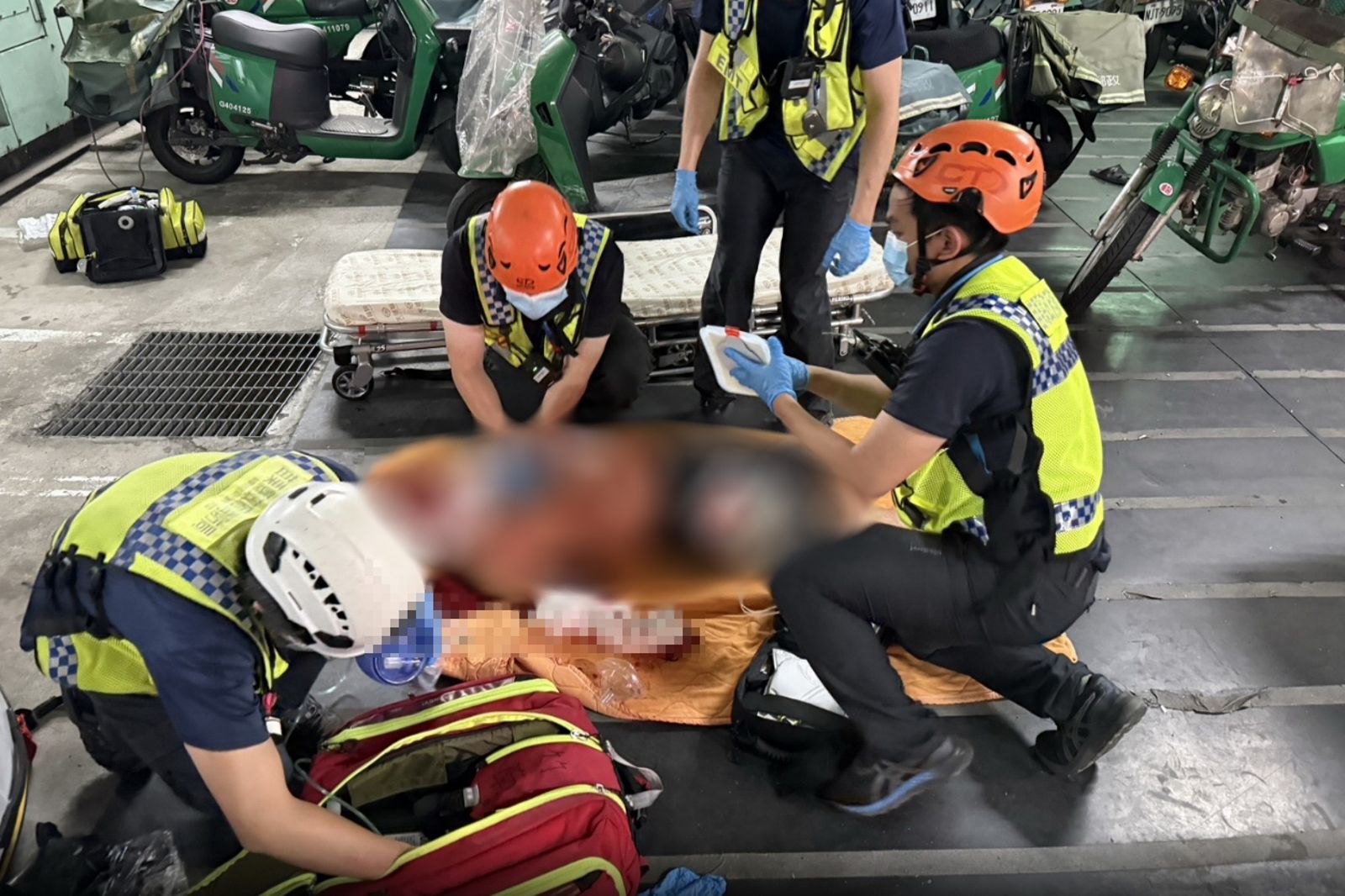 楊姓郵務士身中多刀，當場失去生命跡象，救護人員緊急進行施救。民眾提供