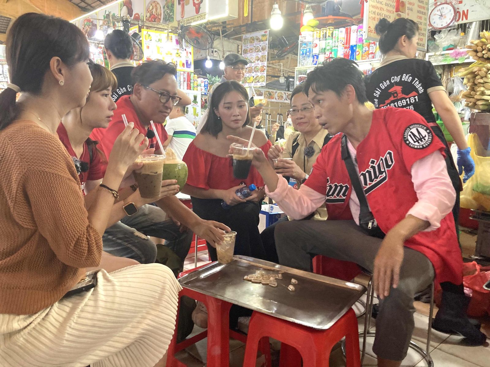 Elly帶詹姆士、黃鐙輝與張文綺、陳怡婷、台語老師到市場喝當地飲料。公視台語台提供