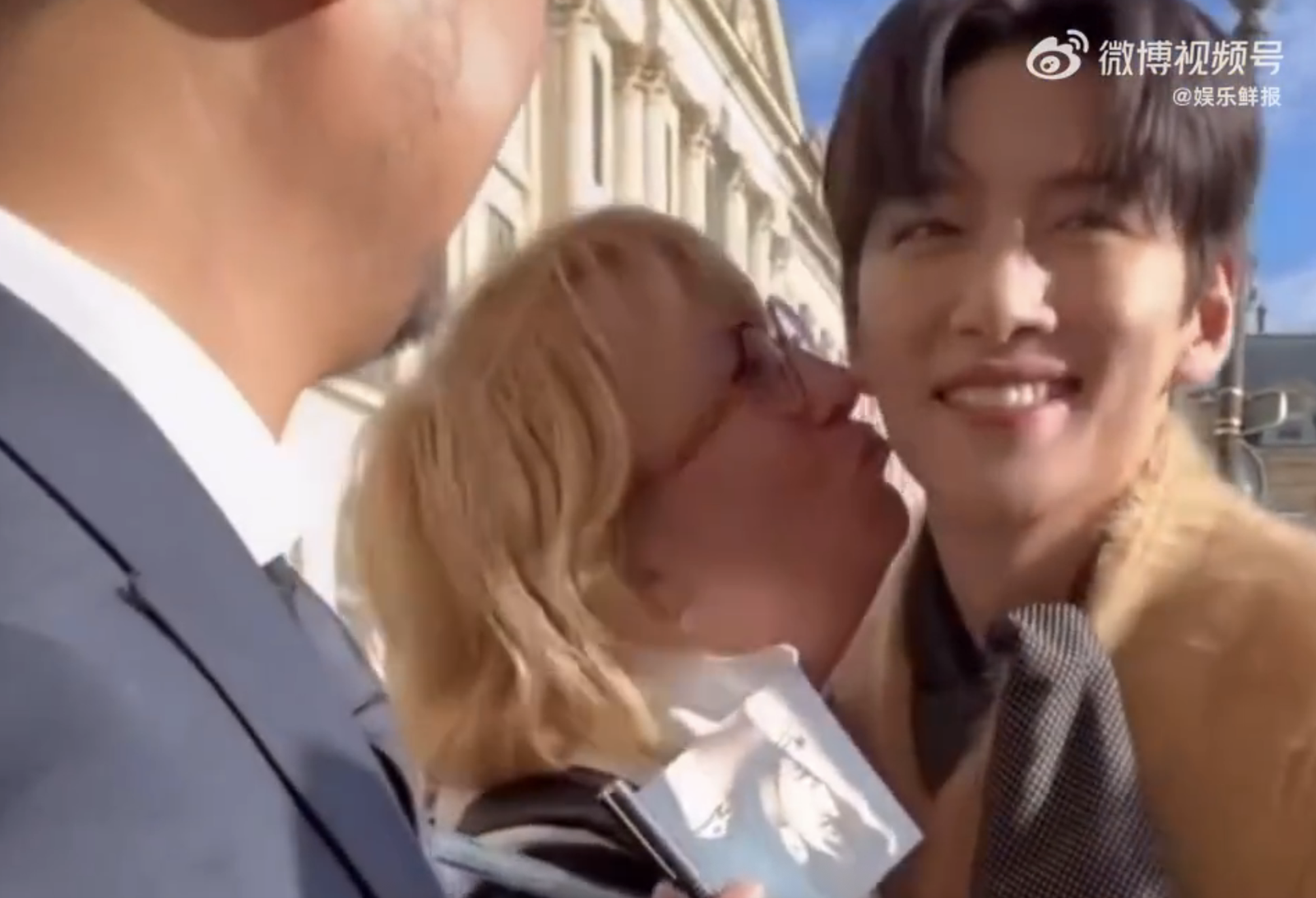 有片／池昌旭巴黎活動「2度遭粉絲強吻」　保安完全沒制止