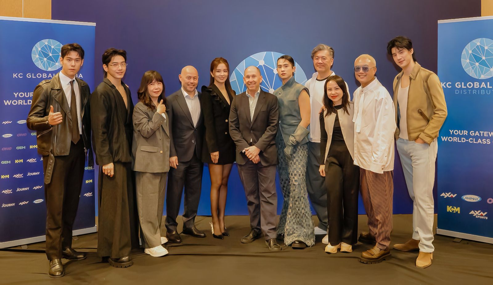 周予天、張立昻、監製張正芬、George Chien AXN總裁暨執行長、周曉涵、Andy Kaplan董事長、石知田、導演郝心翔、Bonnie Wiryani內容行銷暨銷售副總裁、監製辛誌諭、羅宏正出席新加坡ATF活動。KC GLOBAL MEDIA ASIA提供