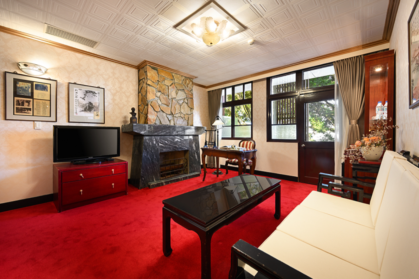 「最強特助」寄生出差！偷改單爽住3.5萬阿里山賓館首相套房　還帶眾親友免錢入住...下場慘