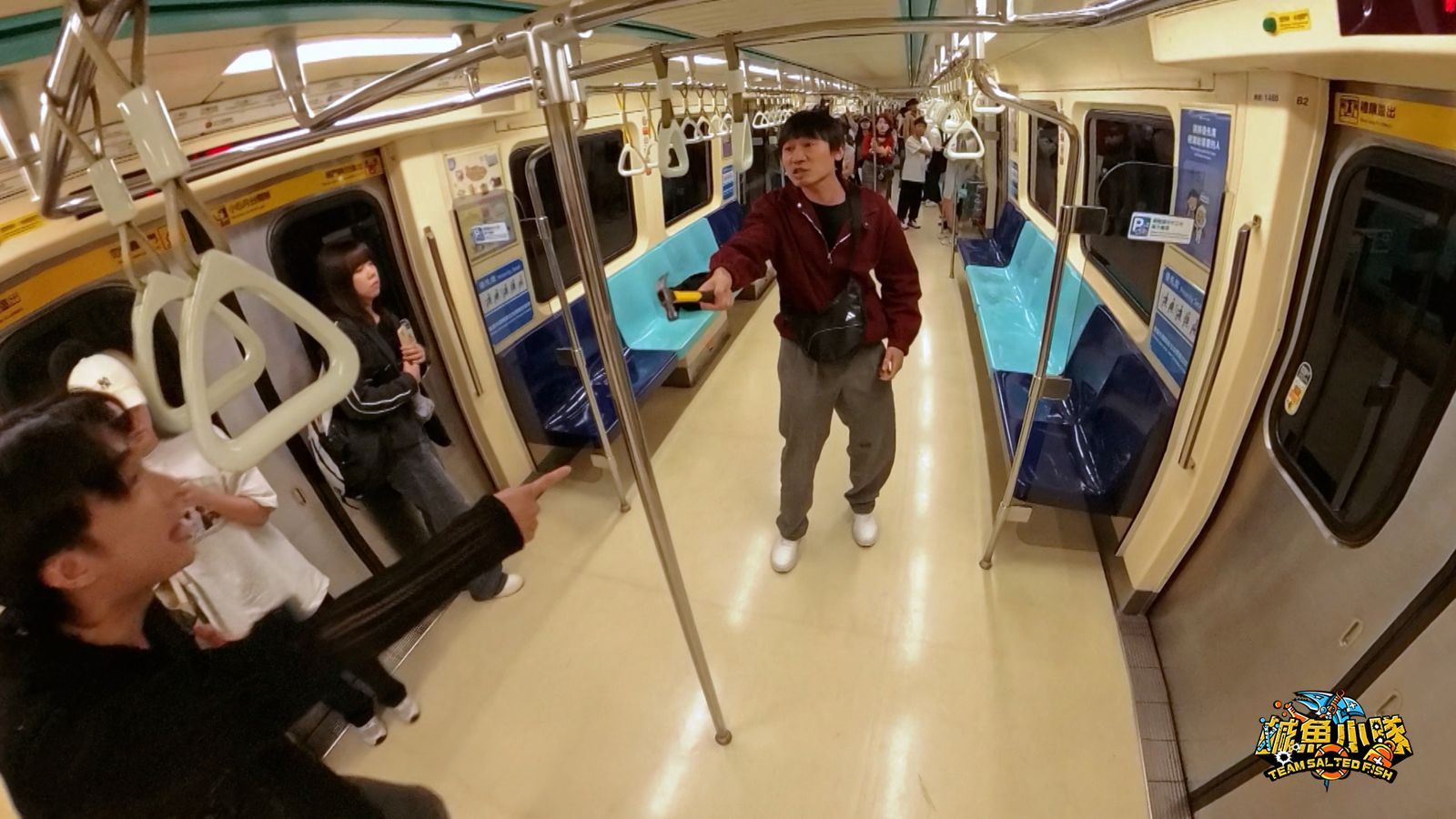 雨傘真能擋美工刀?《鹹魚小隊》實測揮砍裝置 胡子揭露避難關鍵:第一順位不是抵抗