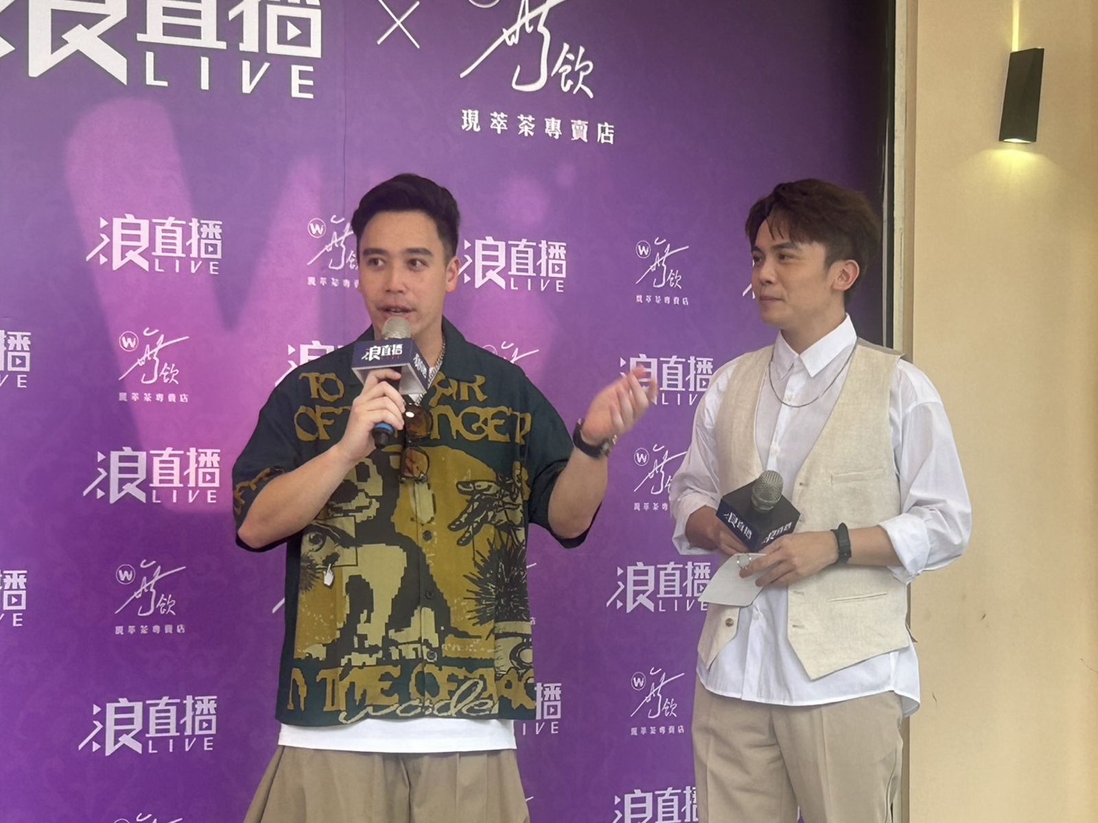 無尊(左)出席品牌與《浪LIVE》的聯名記者會。吳昕蓓拍攝