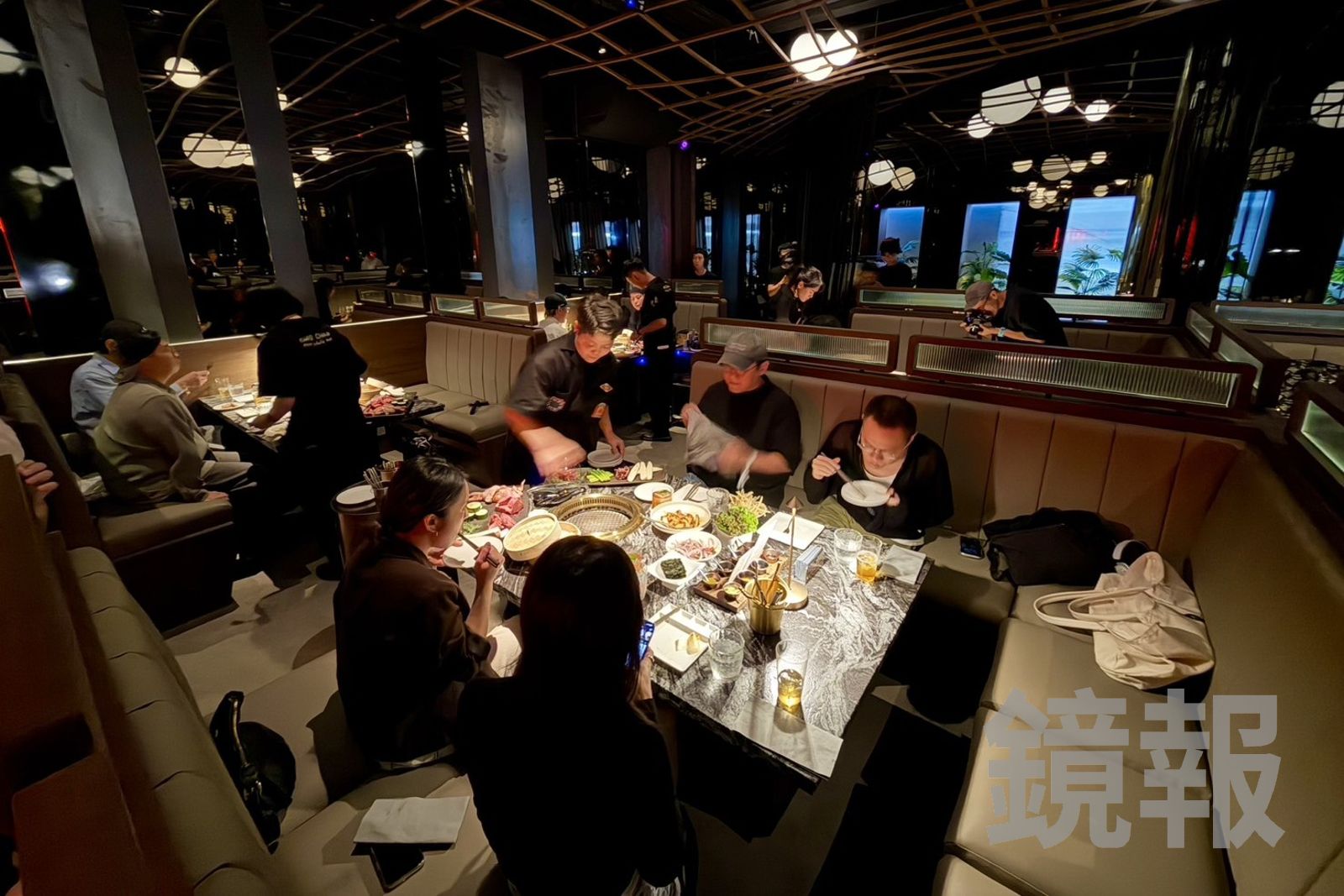 ９成燒肉食材都會由店員桌邊服務幫烤。