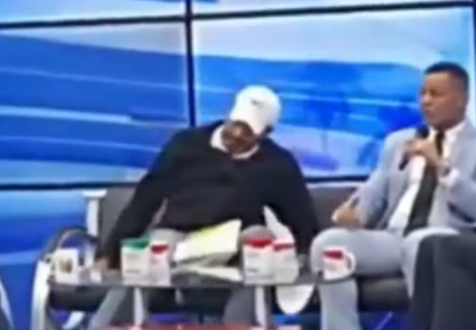 知名媒體人節目中突「歪頭癱軟」猝逝！主持人高喊「把他抬走」畫面遭瘋傳