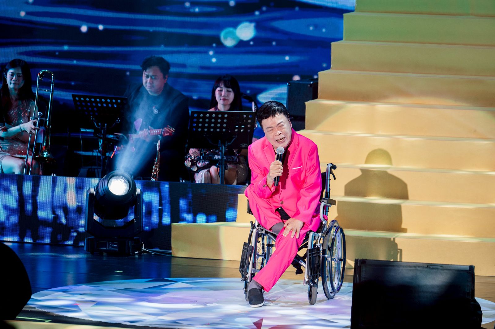 阿吉仔2日登「鑽石舞台之夜」演唱會獻唱。萬星傳播提供