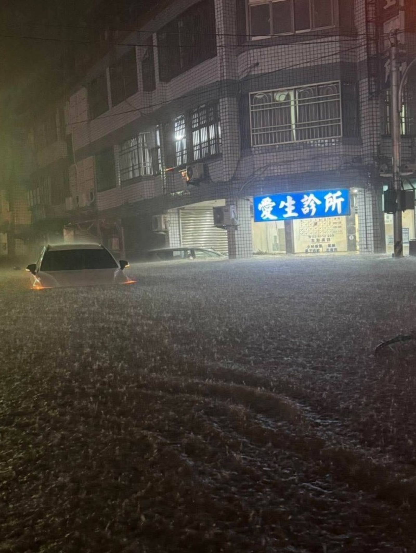 許多車輛泡在水中。圖／翻攝自Threads