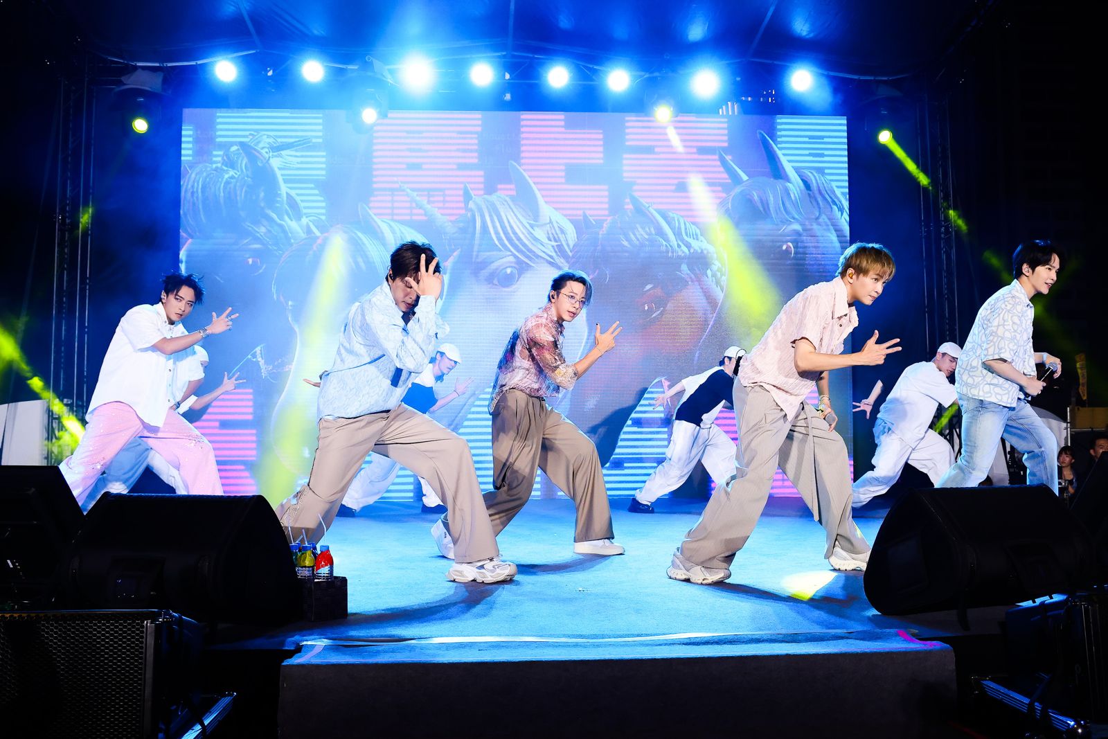 Energy現身台南花園夜市湧進爆滿人潮。相信音樂提供